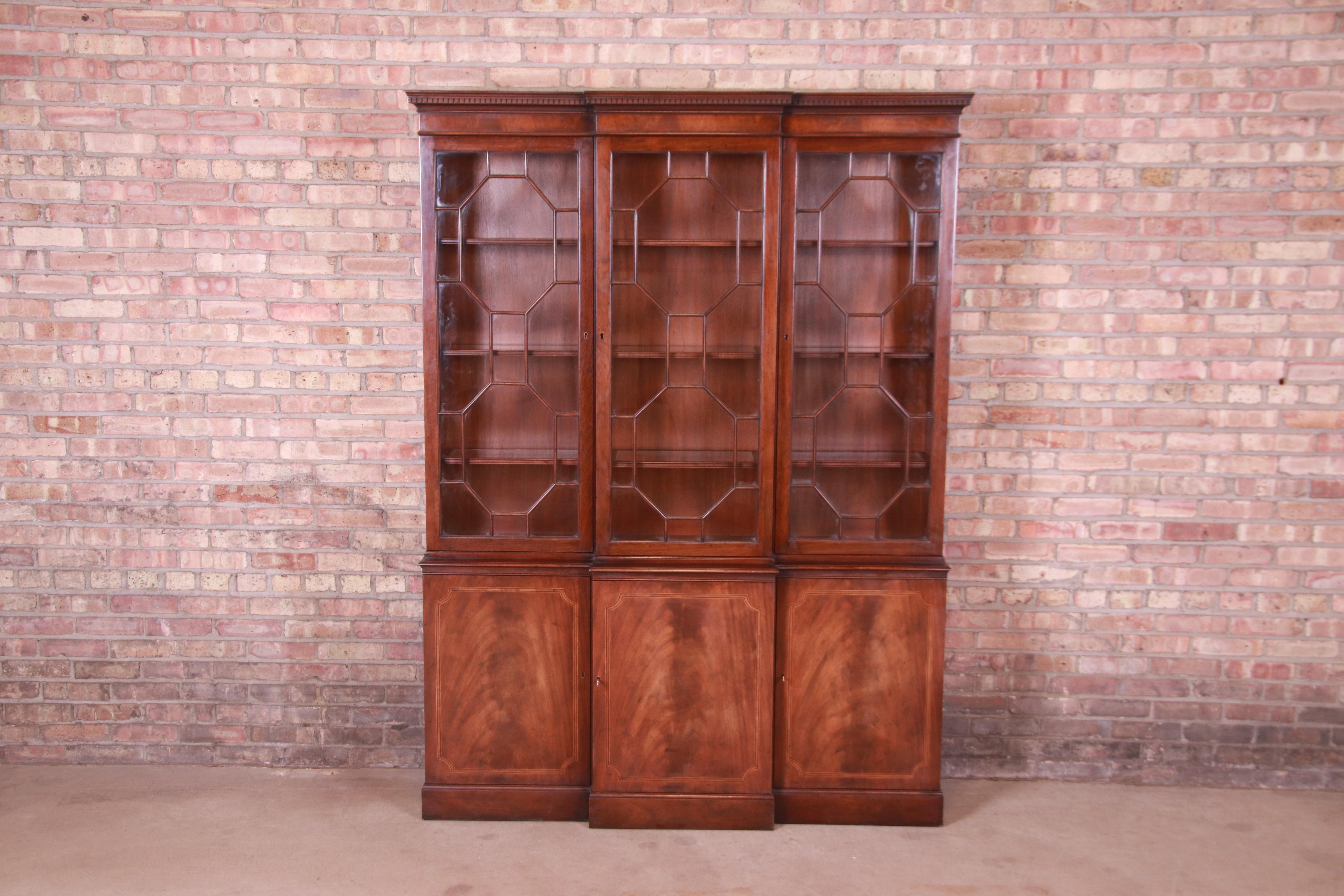 A gorgeous Georgian or Chippendale style breakfront bookcase cabinet

By Baker Furniture

USA, Circa 1980s

Mahogany, with mullioned glass front doors and lighted interior.

Measures: 59.5