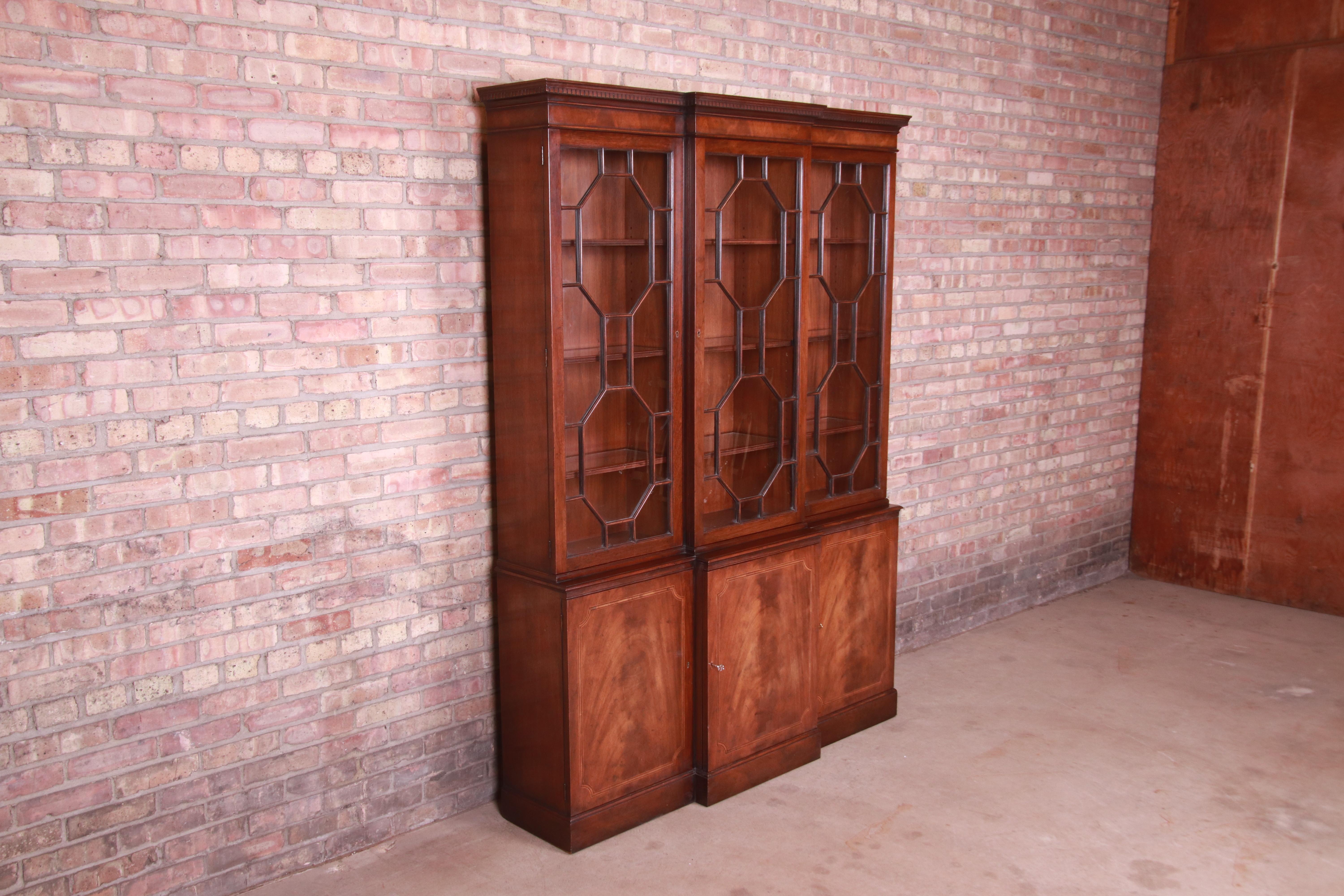 Baker Furniture Georgian Mahogany Lighted Breakfront Bookcase Cabinet In Good Condition In South Bend, IN