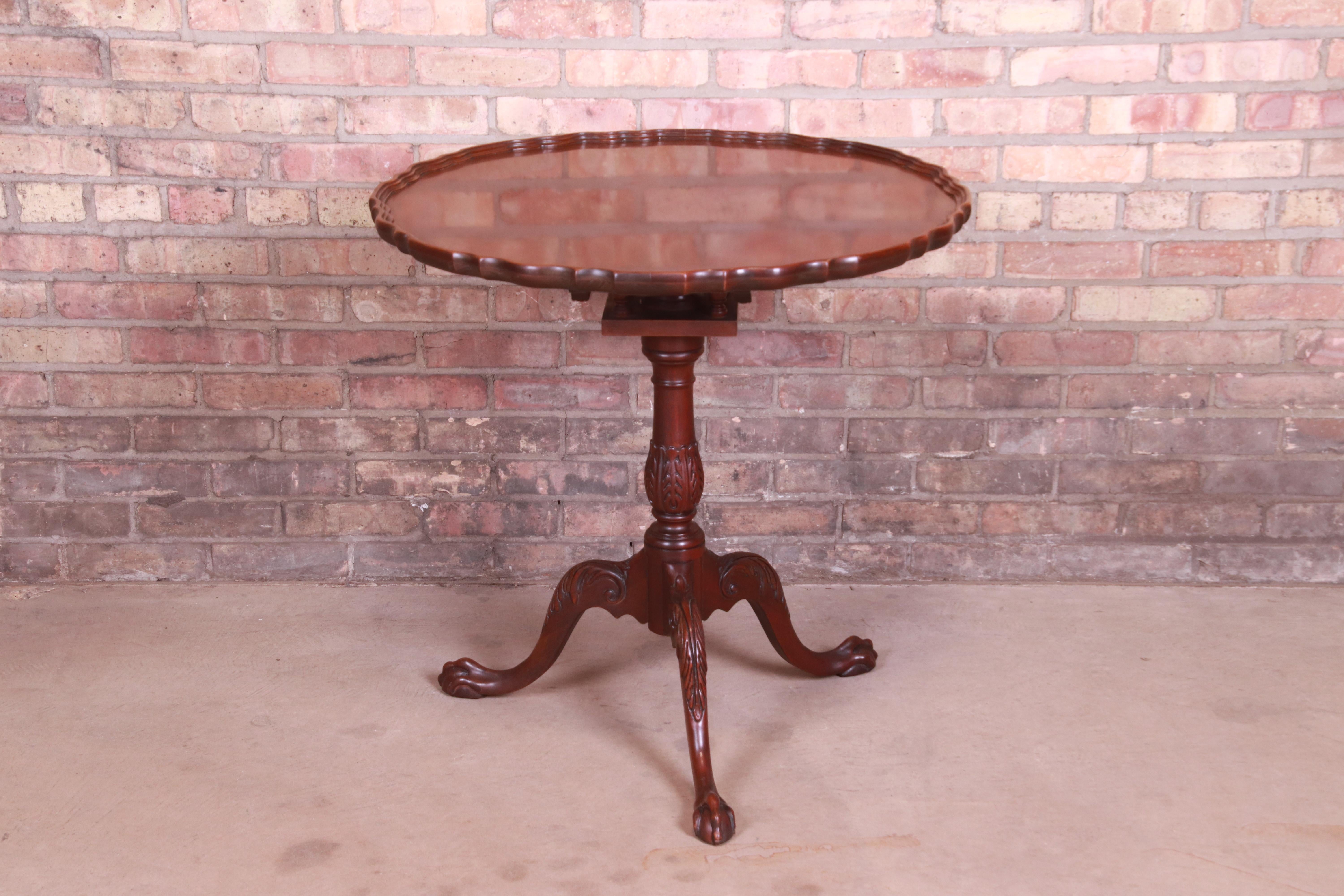 An exceptional Georgian or Chippendale style carved mahogany tilt-top tea table

By Baker Furniture

USA, Circa 1980s

Measures: 30