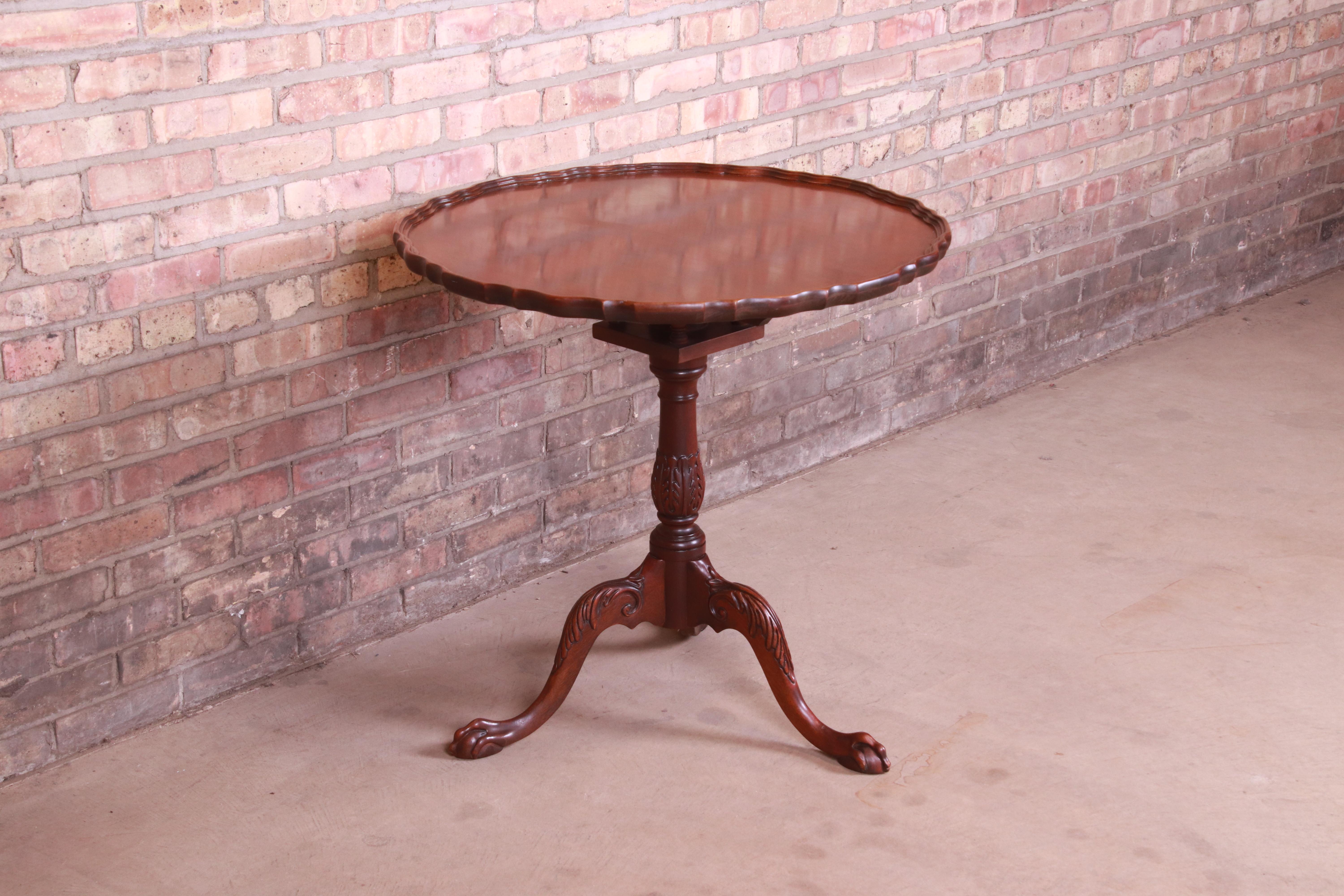 Baker Furniture Georgian Mahogany Pie Crust Tilt-Top Tea Table In Good Condition In South Bend, IN