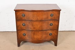 Baker Furniture commode ou commode géorgienne à façade serpentine en acajou