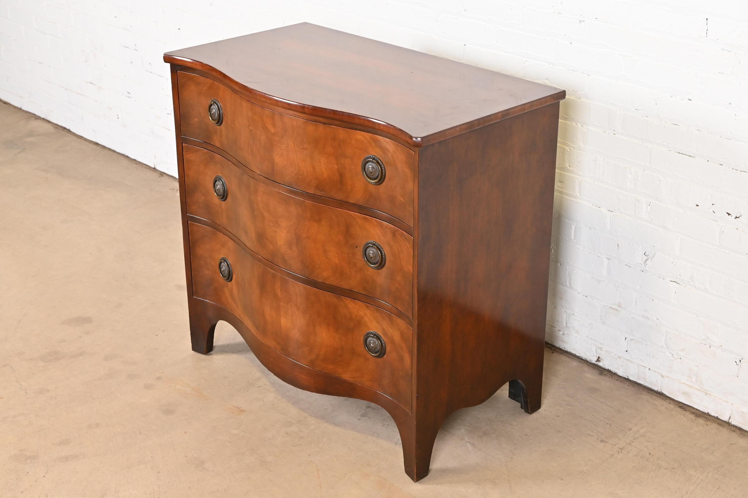 Baker Furniture Georgian Mahogany Serpentine Front Dresser or Chest of Drawers In Good Condition For Sale In South Bend, IN