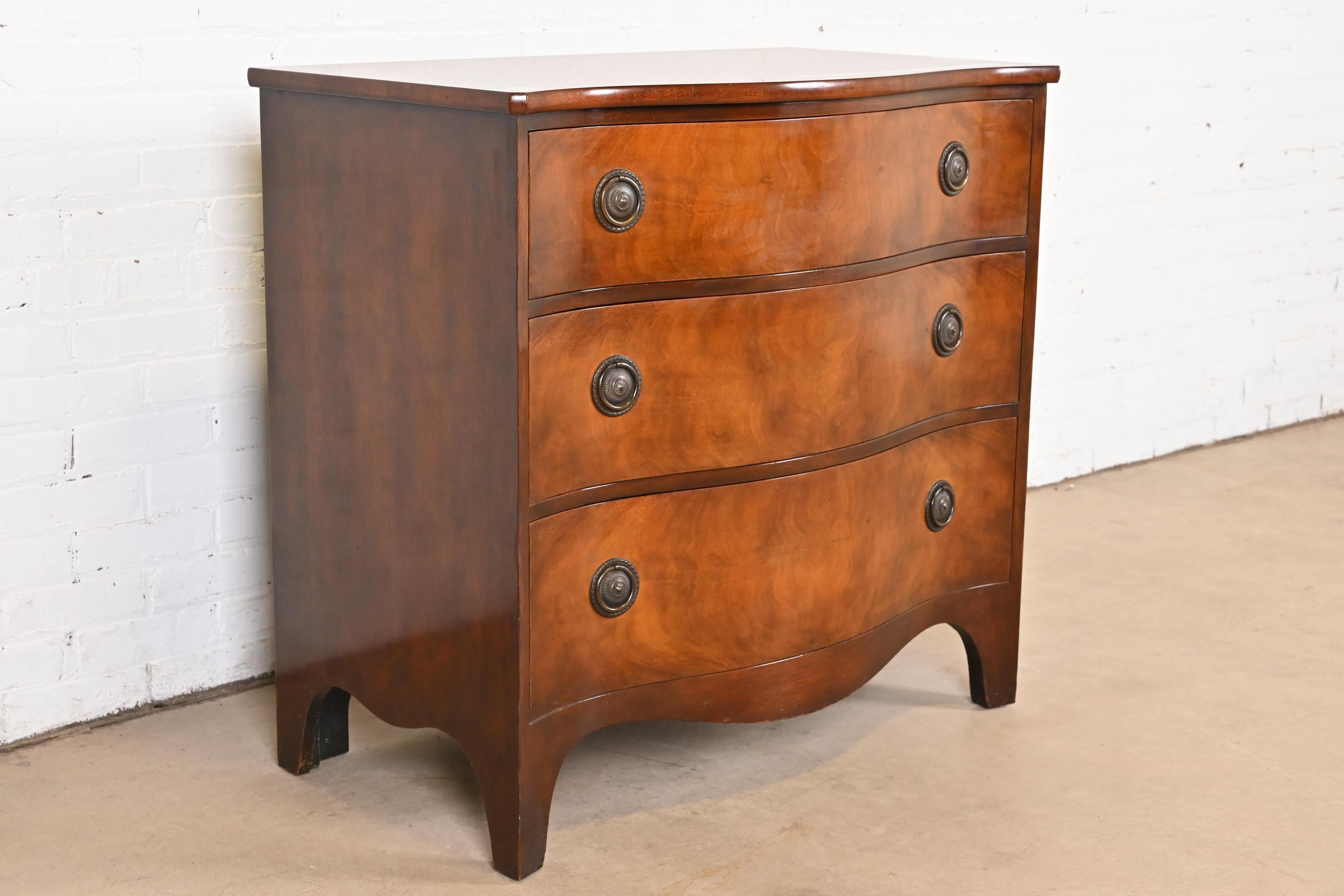 Baker Furniture Georgian Mahogany Serpentine Front Dresser or Chest of Drawers For Sale 1