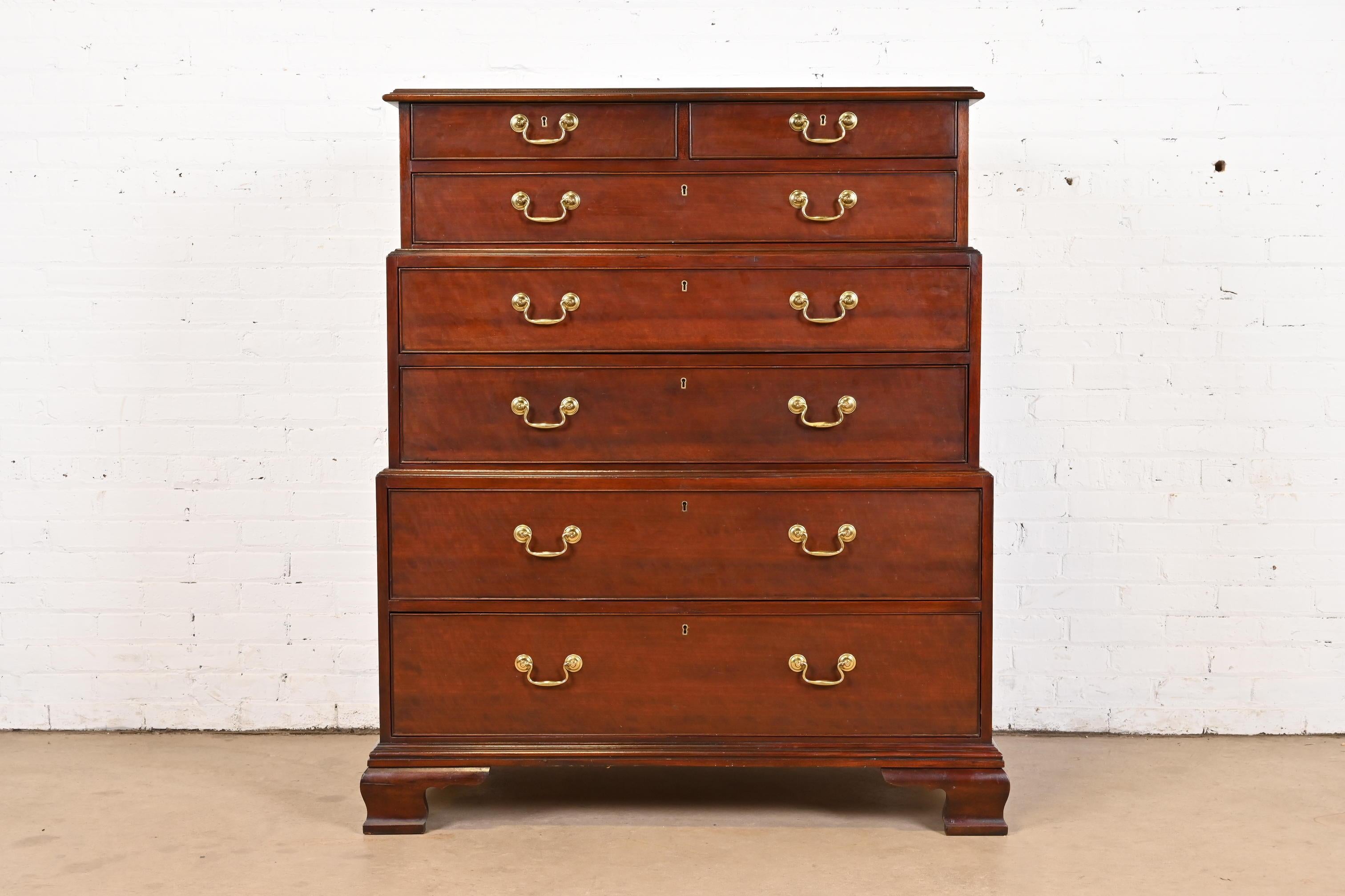 Una magnífica cómoda o cómoda alta de siete cajones triple de estilo georgiano o Chippendale

De Baker Furniture, 