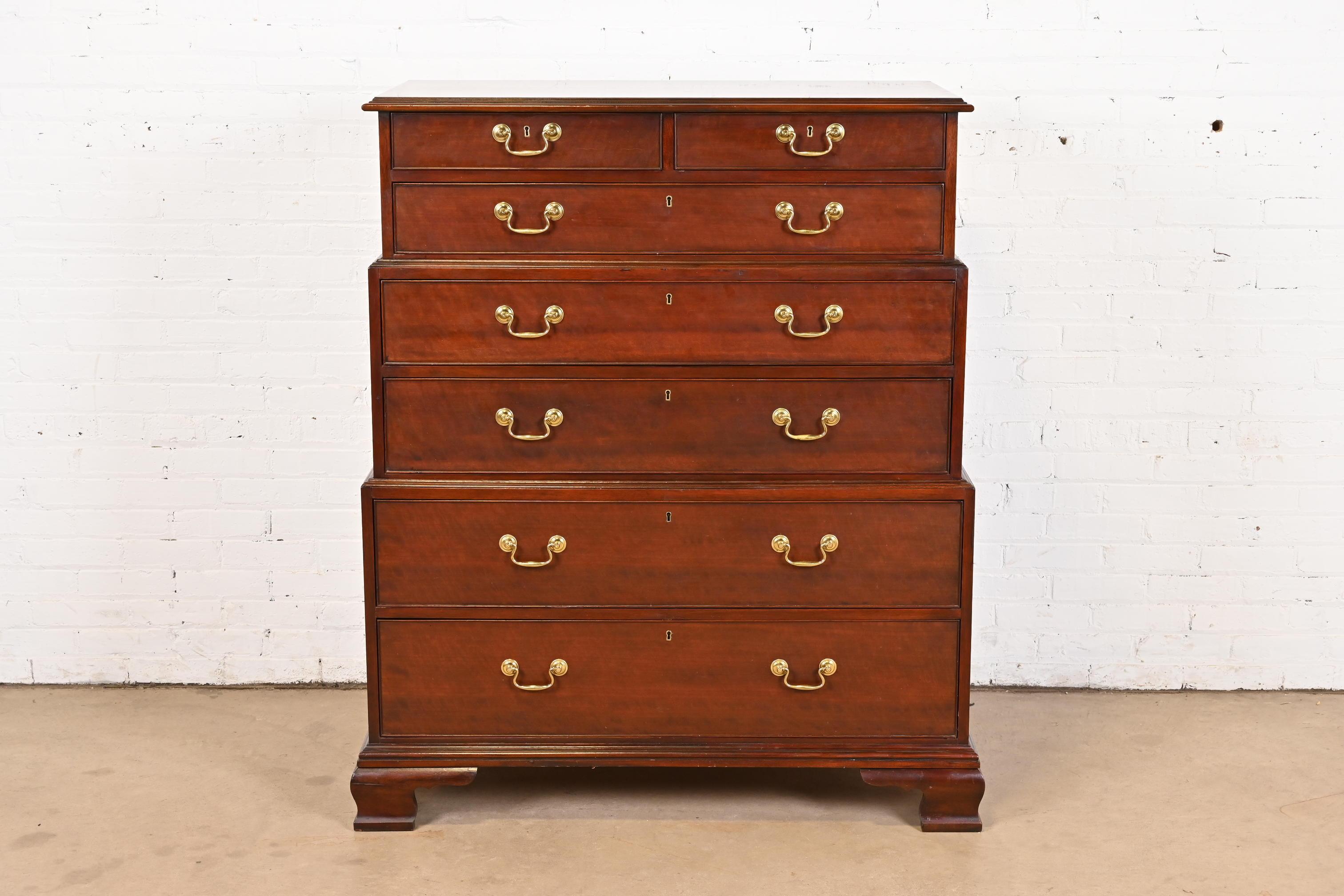 Cómoda Alta Triple de Caoba Georgiana de Baker Furniture Georgiano en venta