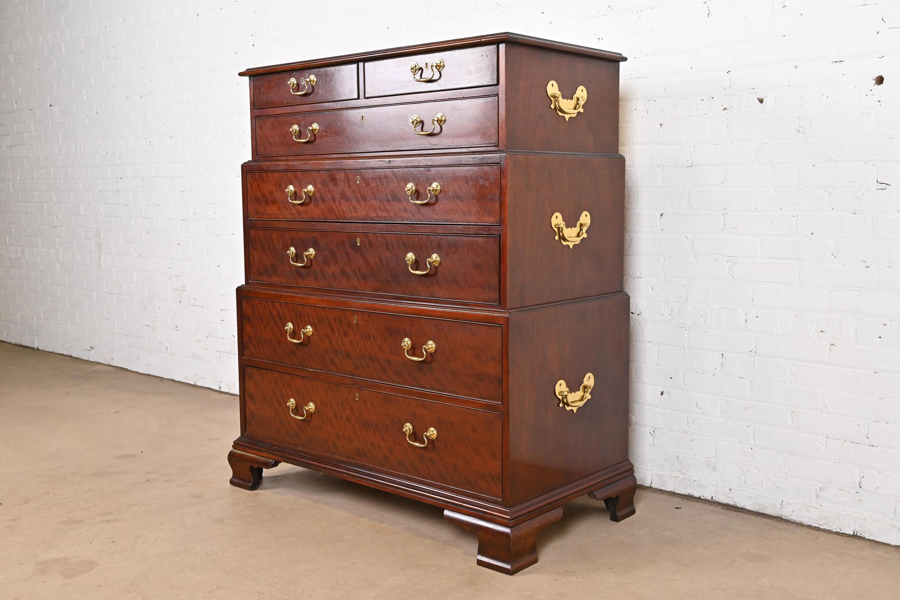 Cómoda Alta Triple de Caoba Georgiana de Baker Furniture Estadounidense en venta