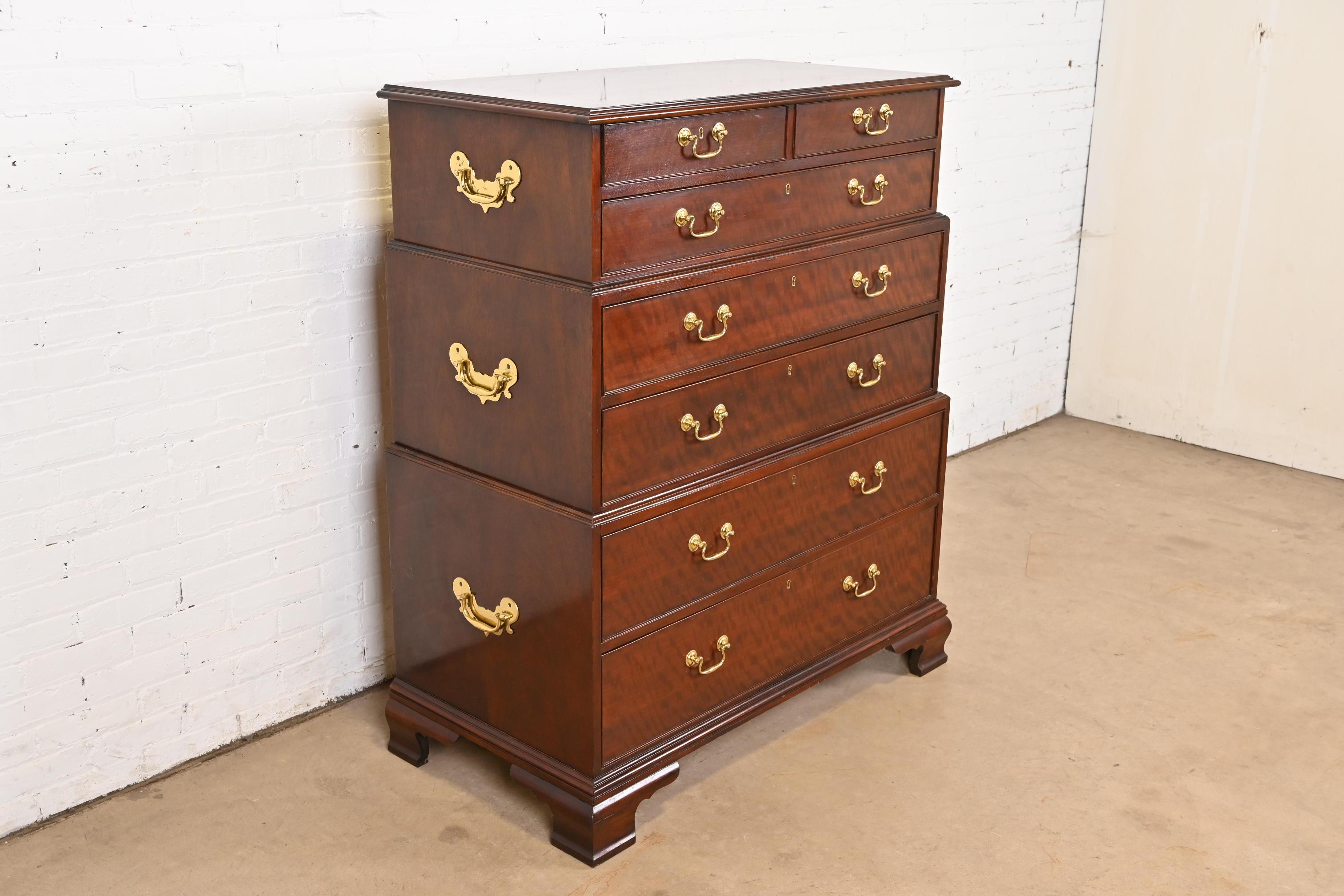 Cómoda Alta Triple de Caoba Georgiana de Baker Furniture en Bueno estado para la venta en South Bend, IN