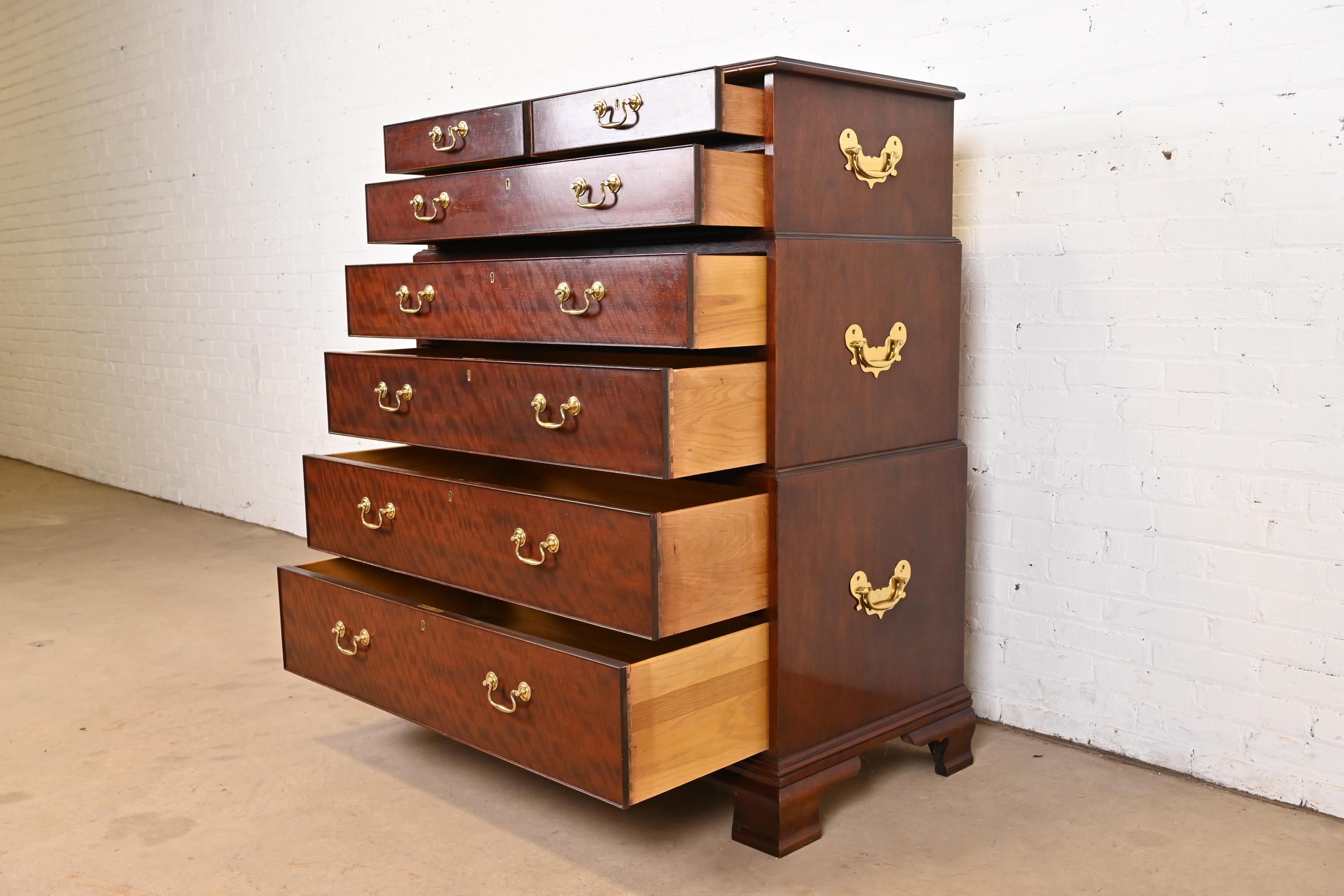 Cómoda Alta Triple de Caoba Georgiana de Baker Furniture finales del siglo XX en venta