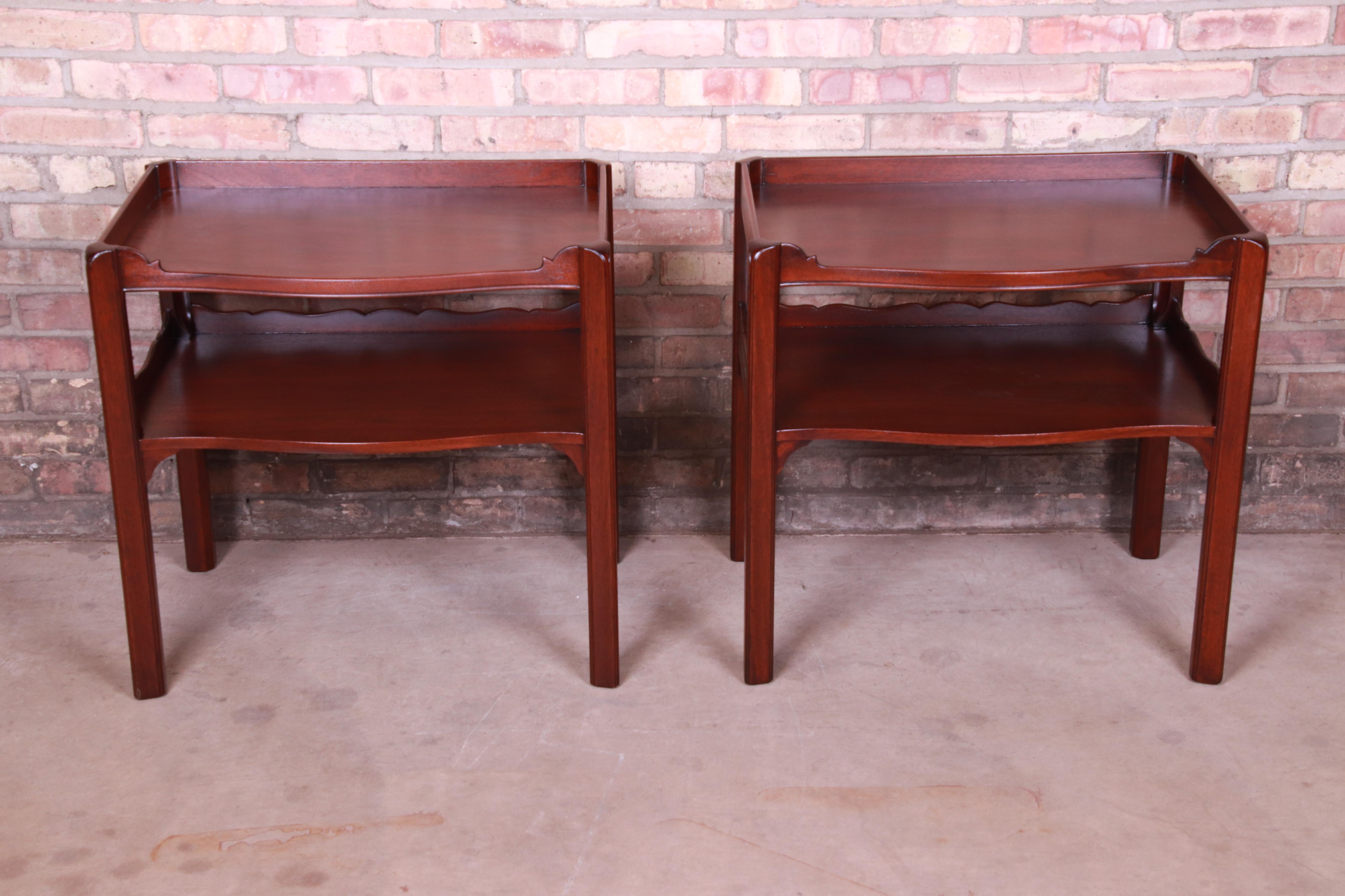 An exceptional pair of Georgian style mahogany nightstands or side tables

By Baker Furniture

USA, circa 1980s

Measures: 26