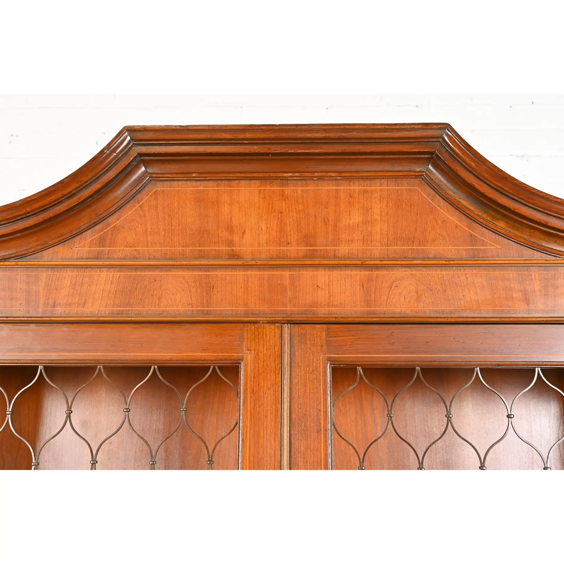 Baker Furniture Georgian Monumental Librería de madera de cerezo tallada con frente de separación en venta 3