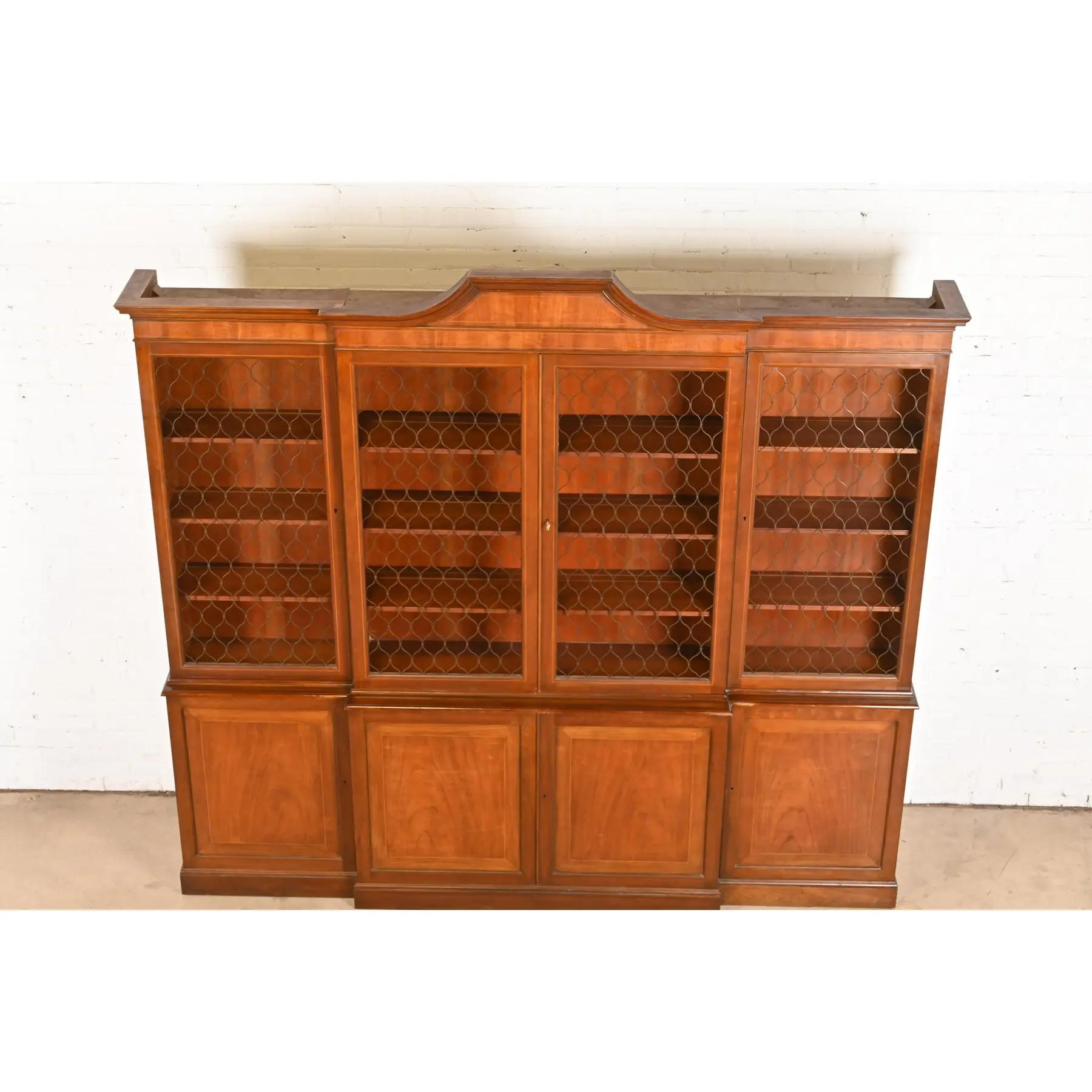 Baker Furniture Georgian Monumental Librería de madera de cerezo tallada con frente de separación en venta 4