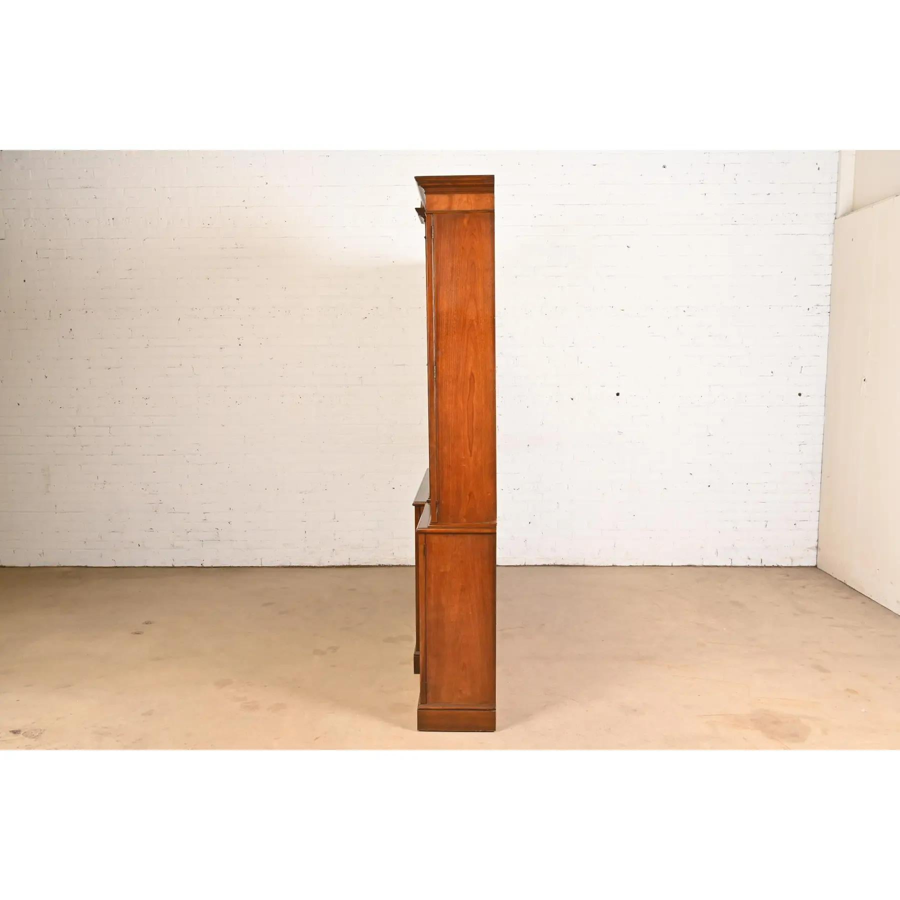 Baker Furniture Georgian Monumental Librería de madera de cerezo tallada con frente de separación en venta 5