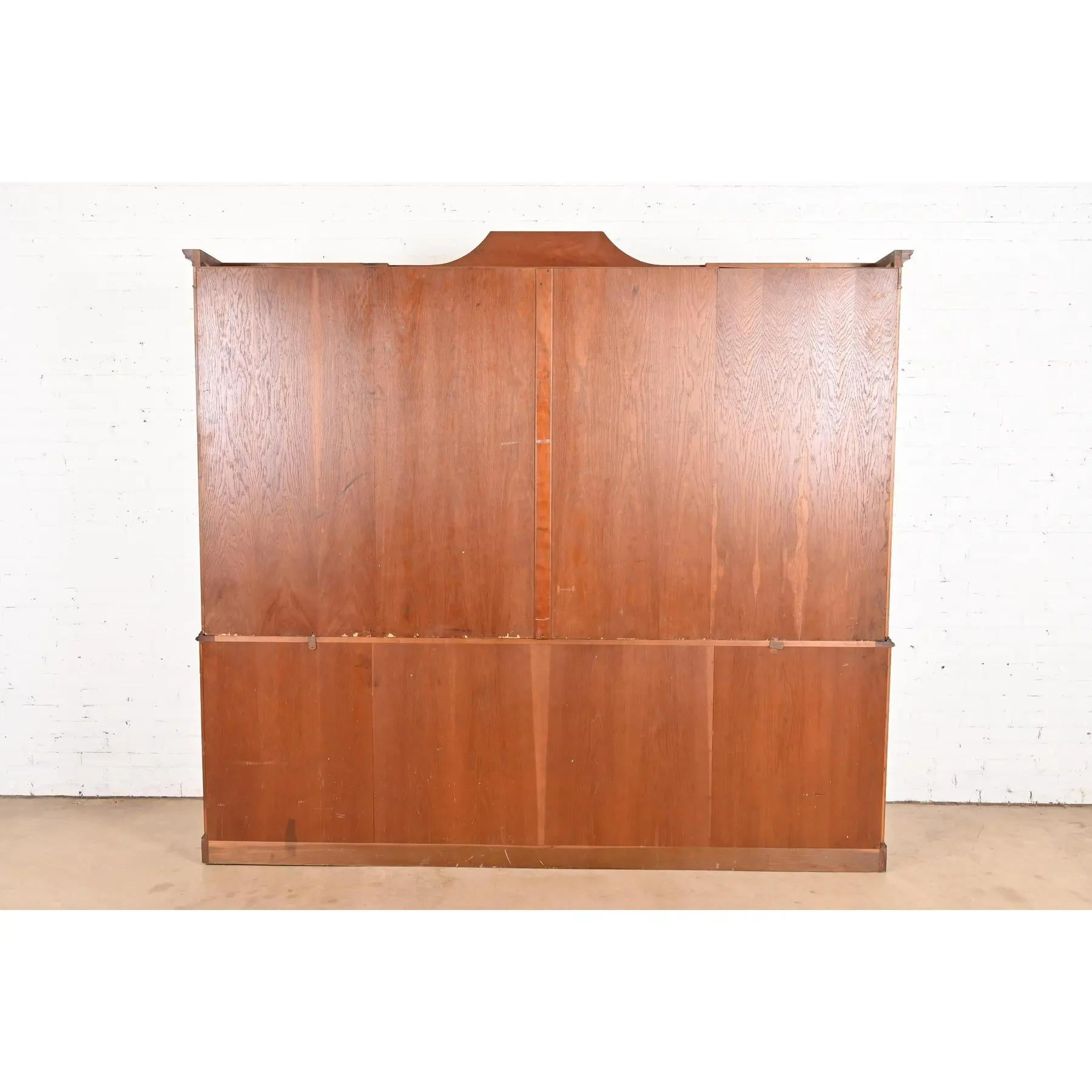 Baker Furniture Georgian Monumental Librería de madera de cerezo tallada con frente de separación en venta 6