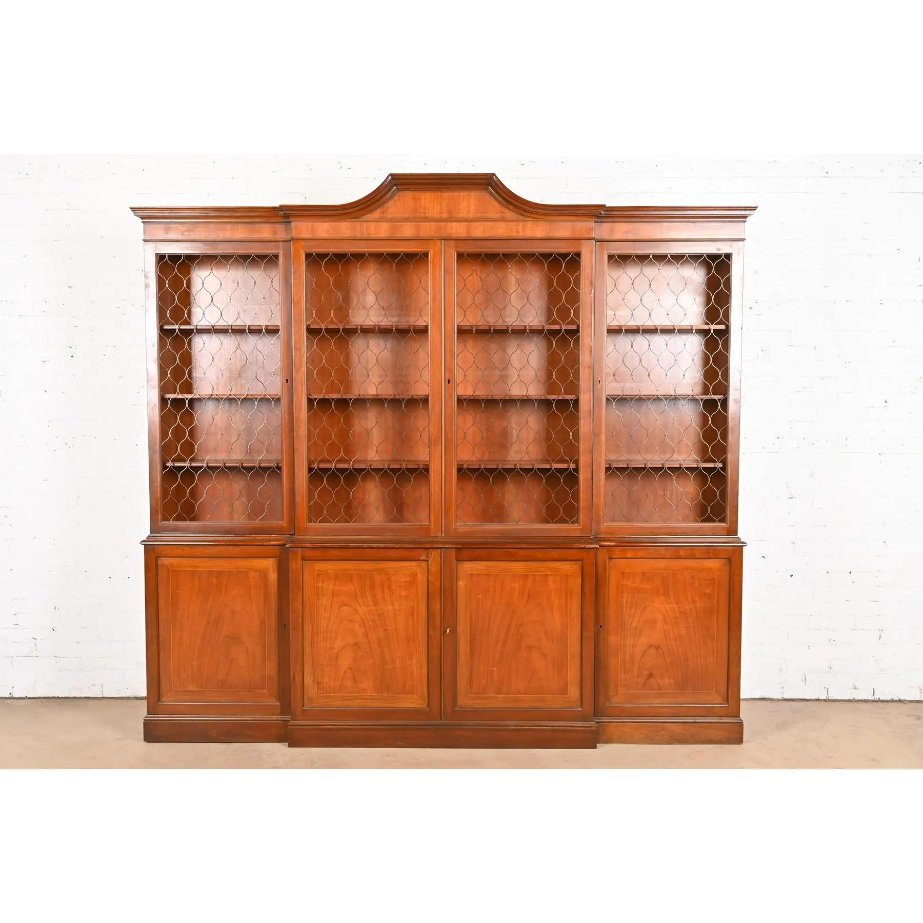 Precioso mueble librería monumental tallado en madera de cerezo de estilo Georgiano o Chippendale

Por Baker Furniture

EE.UU., alrededor de 1960

Medidas: 96,25
