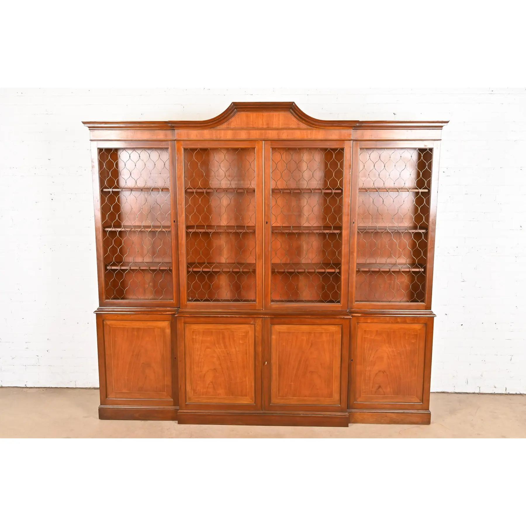 Baker Furniture Georgian Monumental Librería de madera de cerezo tallada con frente de separación Georgiano en venta