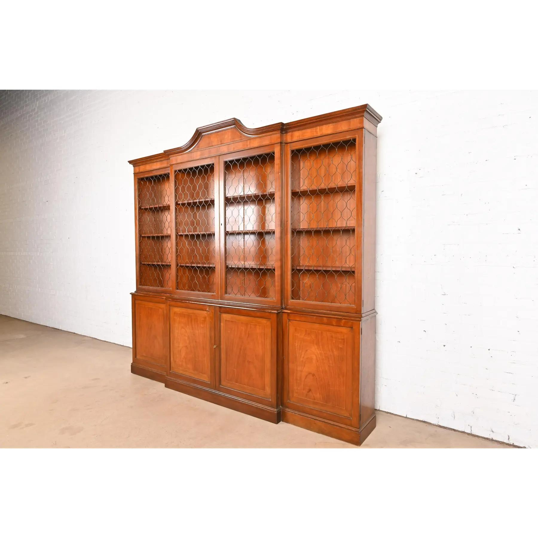Baker Furniture Georgian Monumental Librería de madera de cerezo tallada con frente de separación Estadounidense en venta