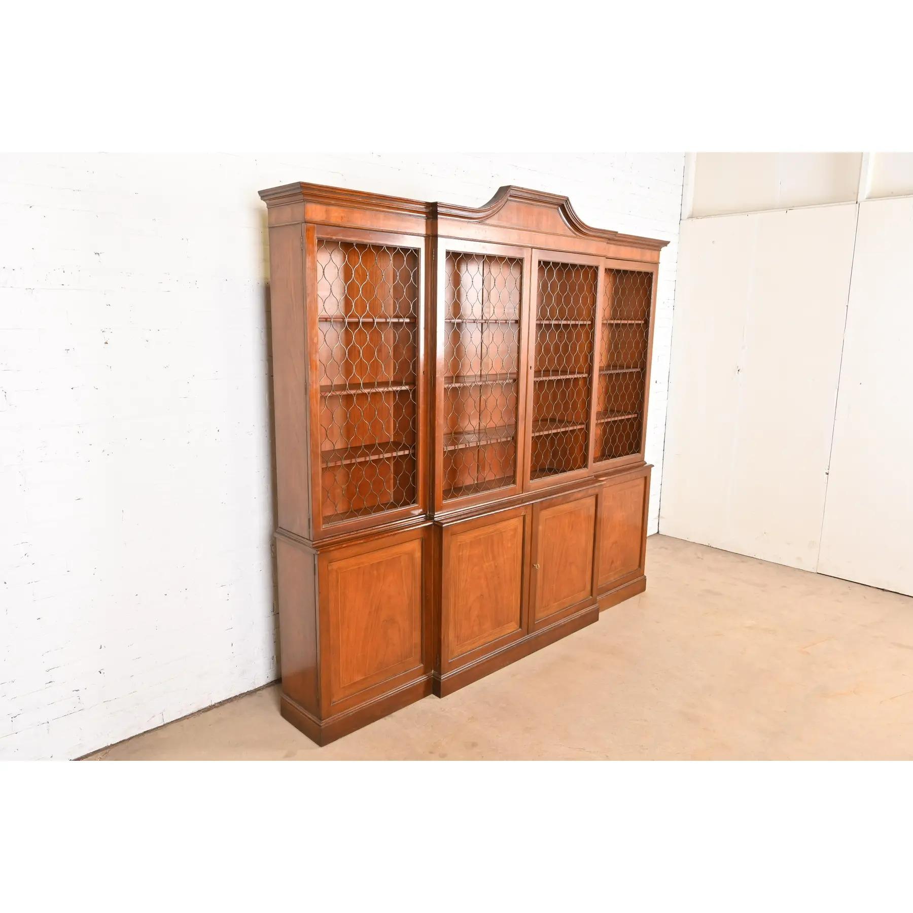 Baker Furniture Georgian Monumental Librería de madera de cerezo tallada con frente de separación en Bueno estado para la venta en South Bend, IN