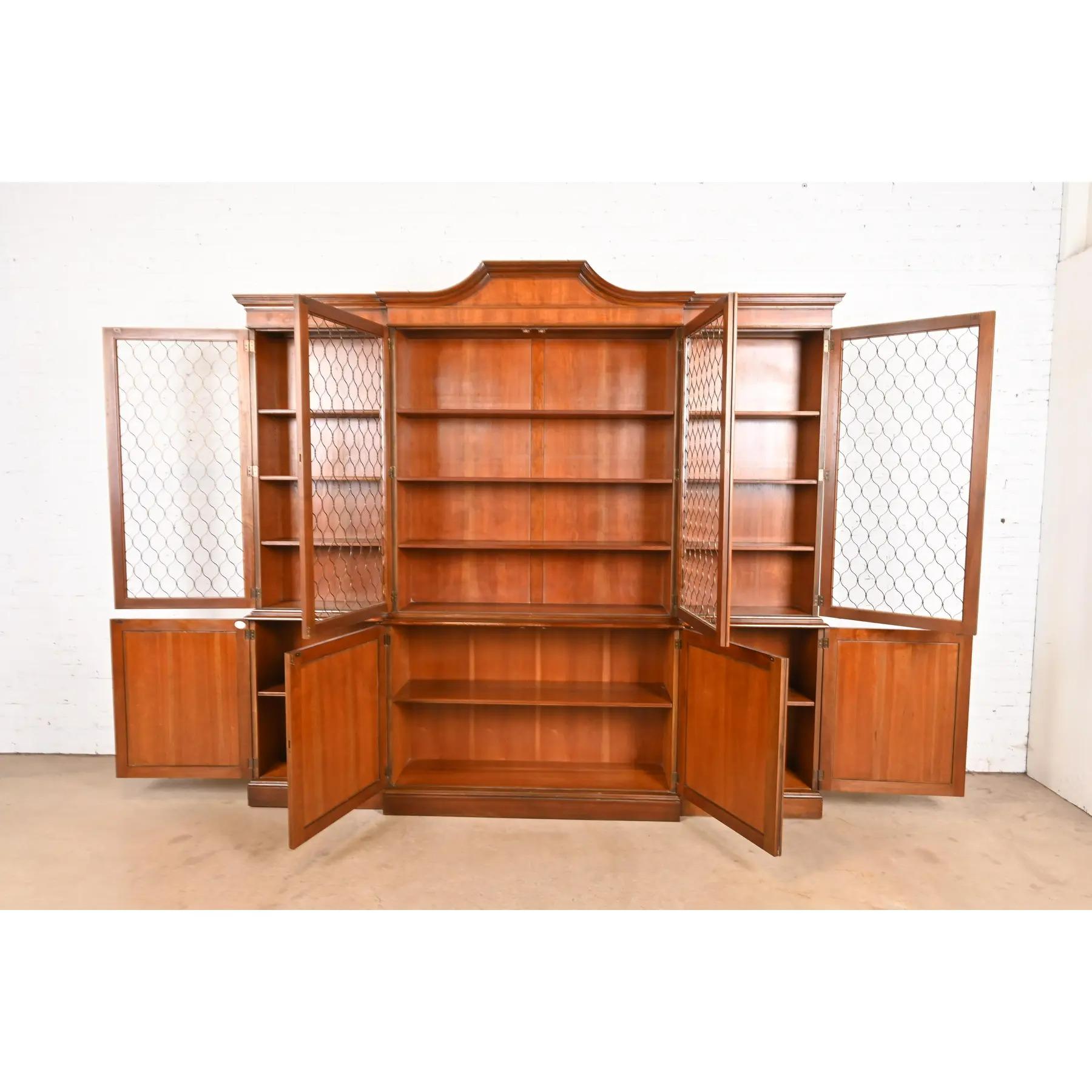 Baker Furniture Georgian Monumental Librería de madera de cerezo tallada con frente de separación mediados del siglo XX en venta