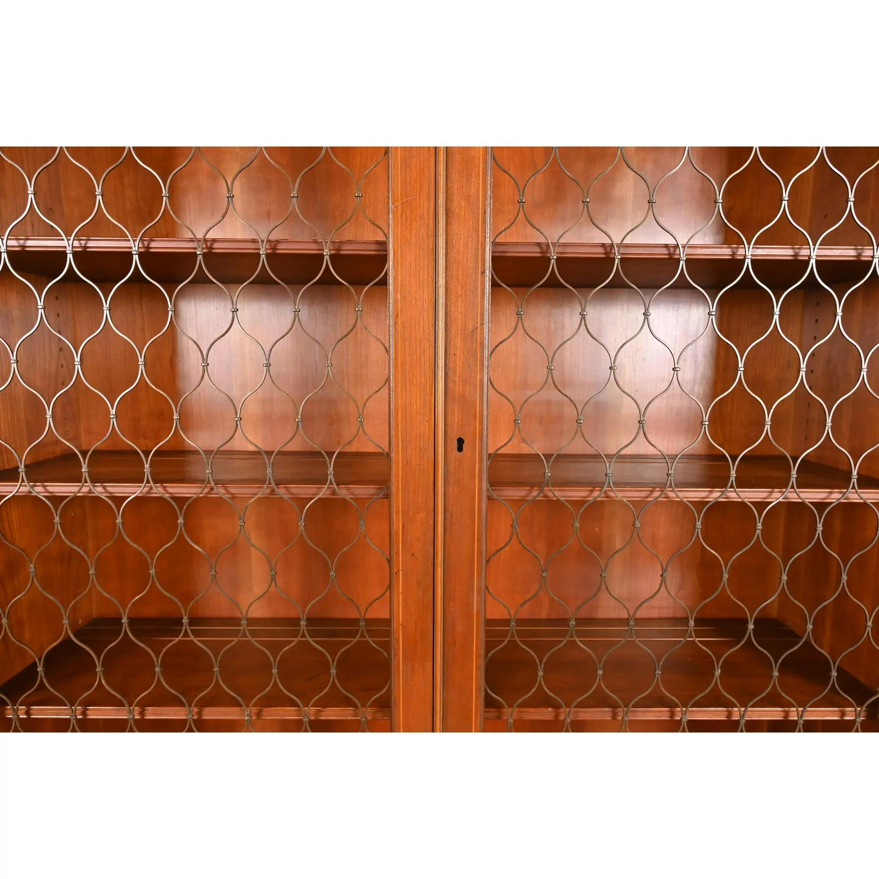 Baker Furniture Georgian Monumental Librería de madera de cerezo tallada con frente de separación Latón en venta