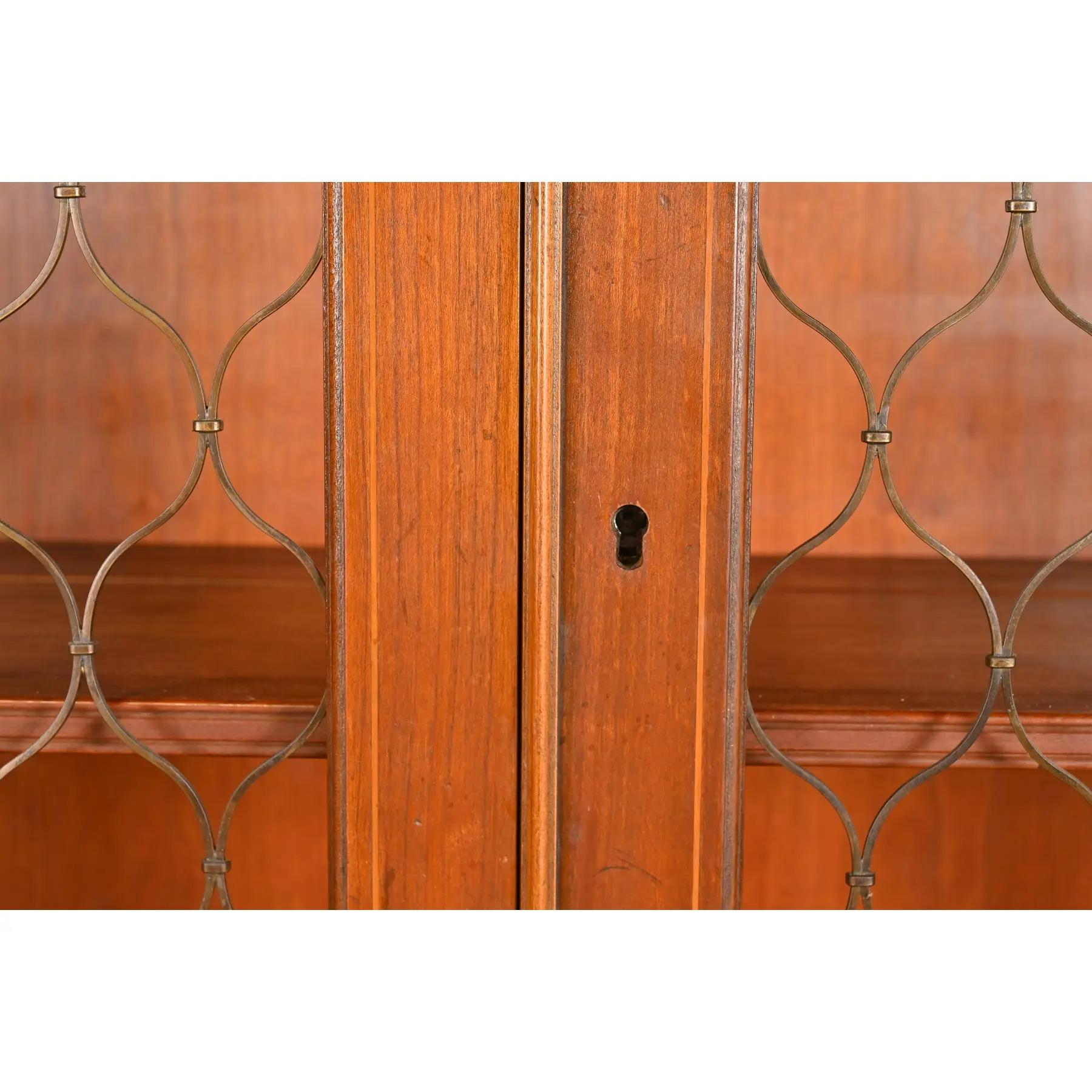 Baker Furniture Georgian Monumental Librería de madera de cerezo tallada con frente de separación en venta 1