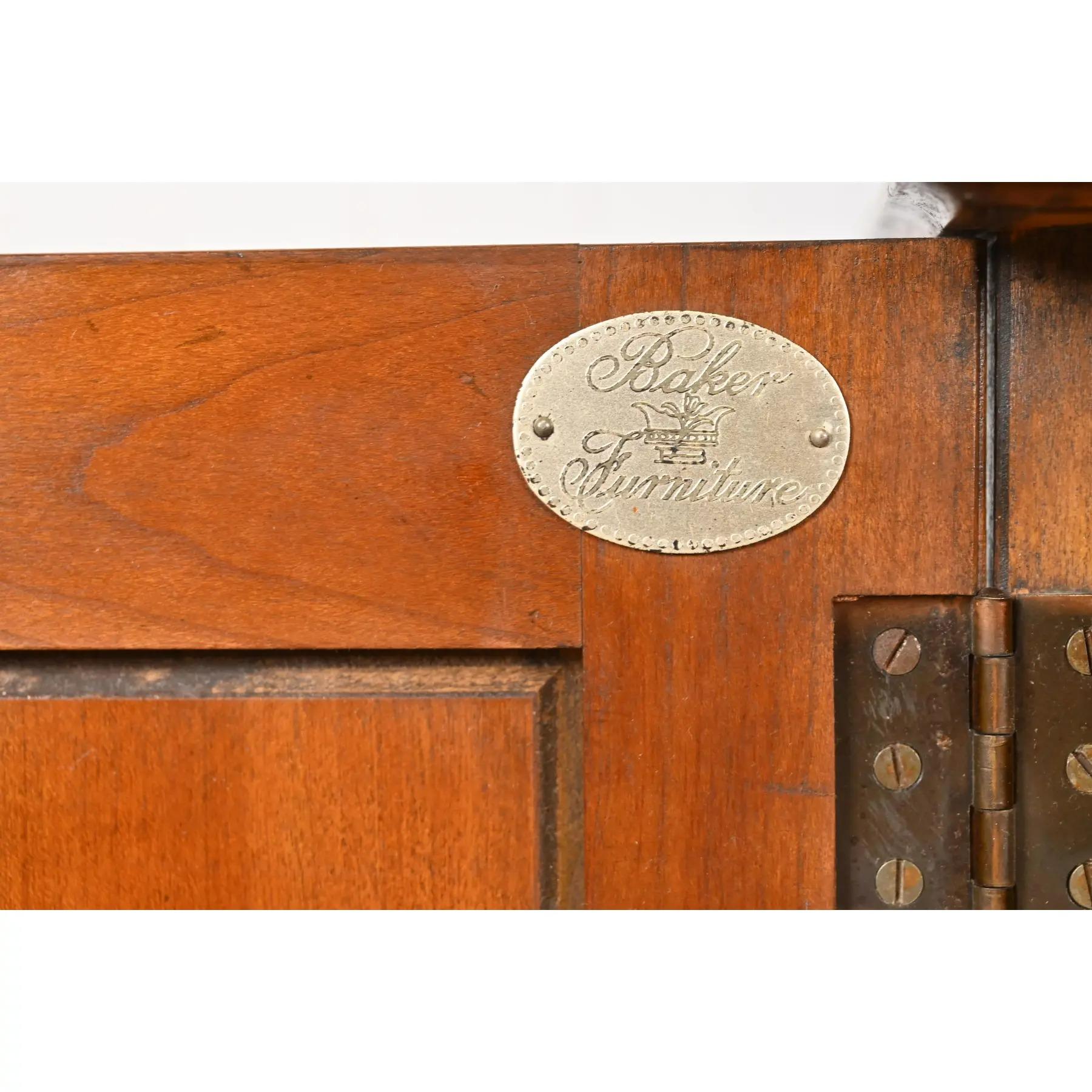 Baker Furniture Georgian Monumental Librería de madera de cerezo tallada con frente de separación en venta 2