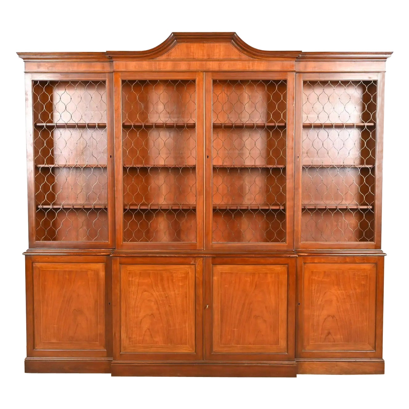 Baker Furniture Georgian Monumental Librería de madera de cerezo tallada con frente de separación en venta