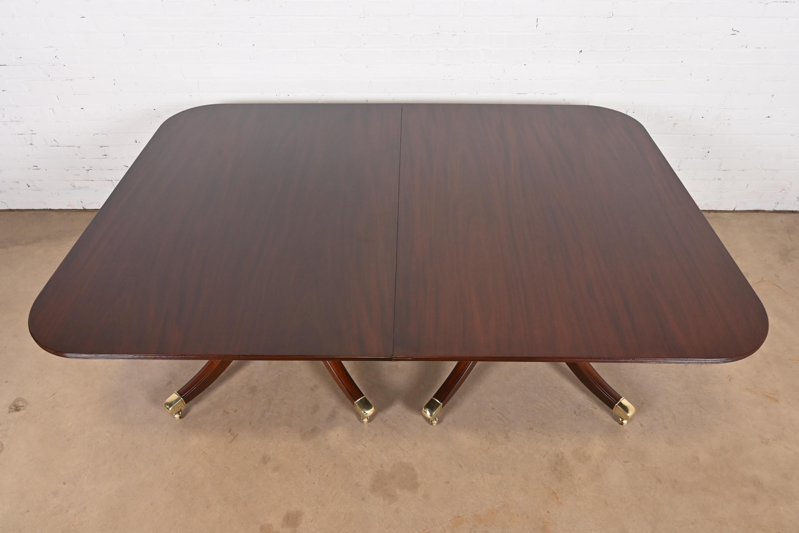 Baker Furniture table de salle à manger géorgienne monumentale à trois piédestaux, revernie en vente 3