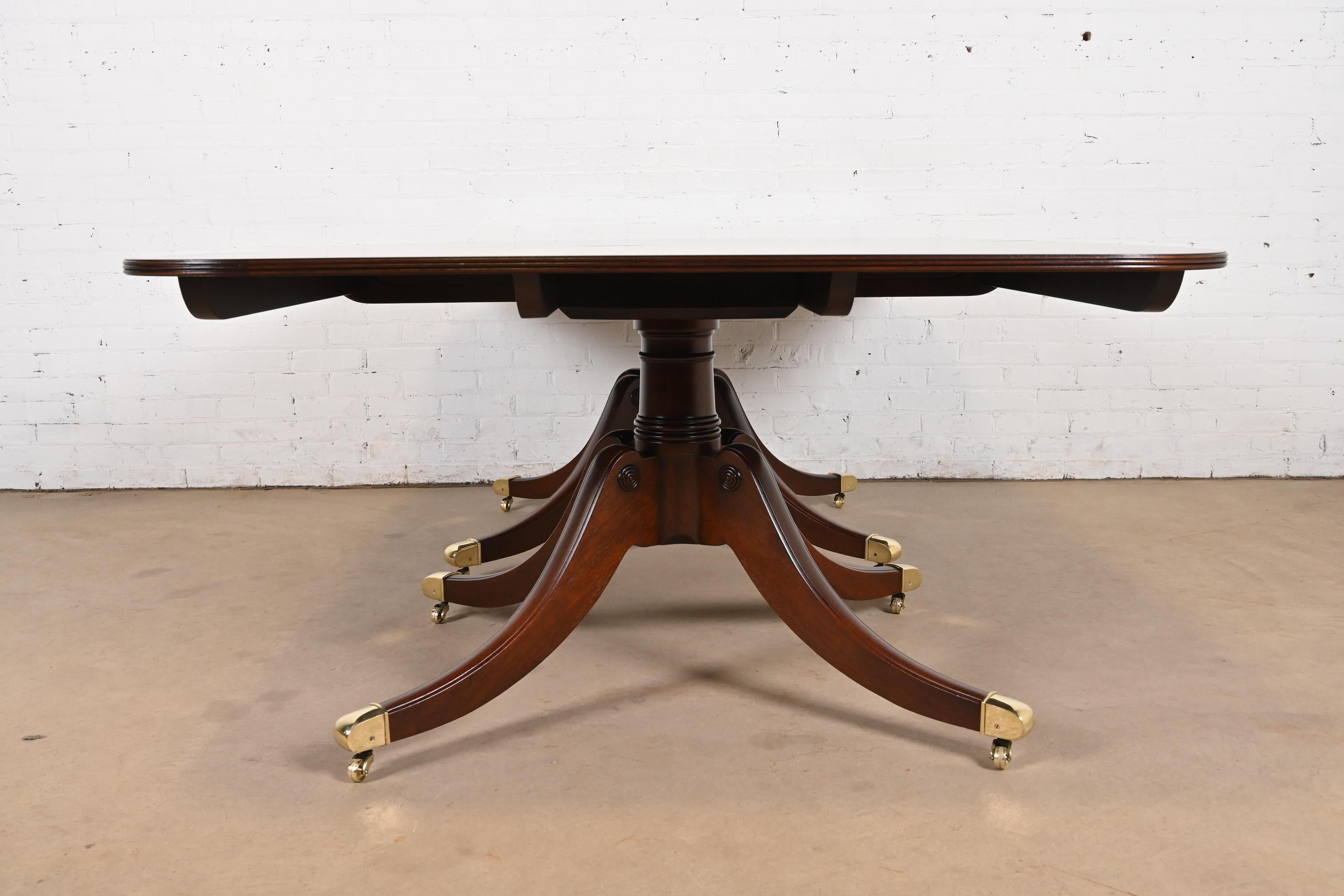 Baker Furniture table de salle à manger géorgienne monumentale à trois piédestaux, revernie en vente 4