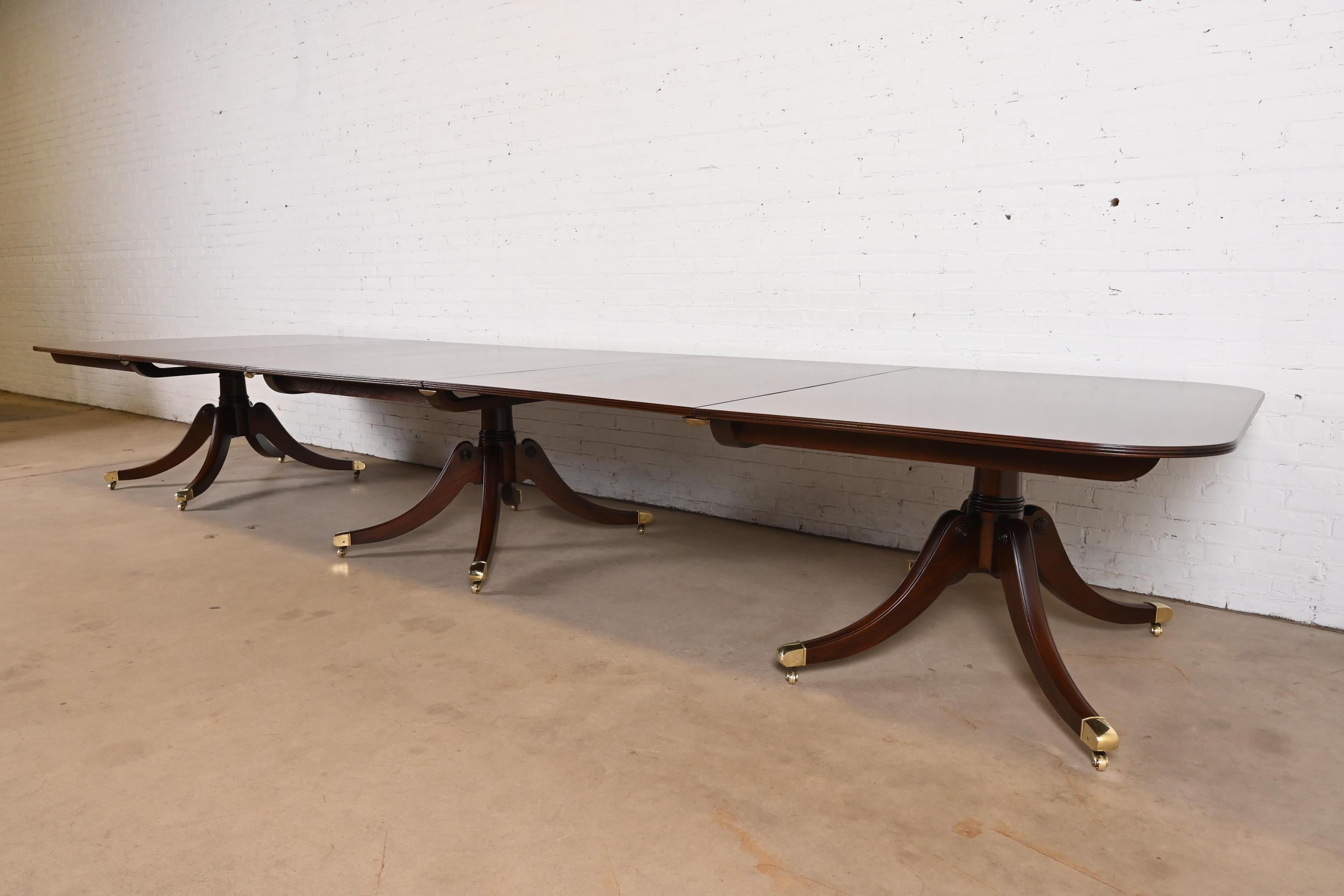 Georgien Baker Furniture table de salle à manger géorgienne monumentale à trois piédestaux, revernie en vente