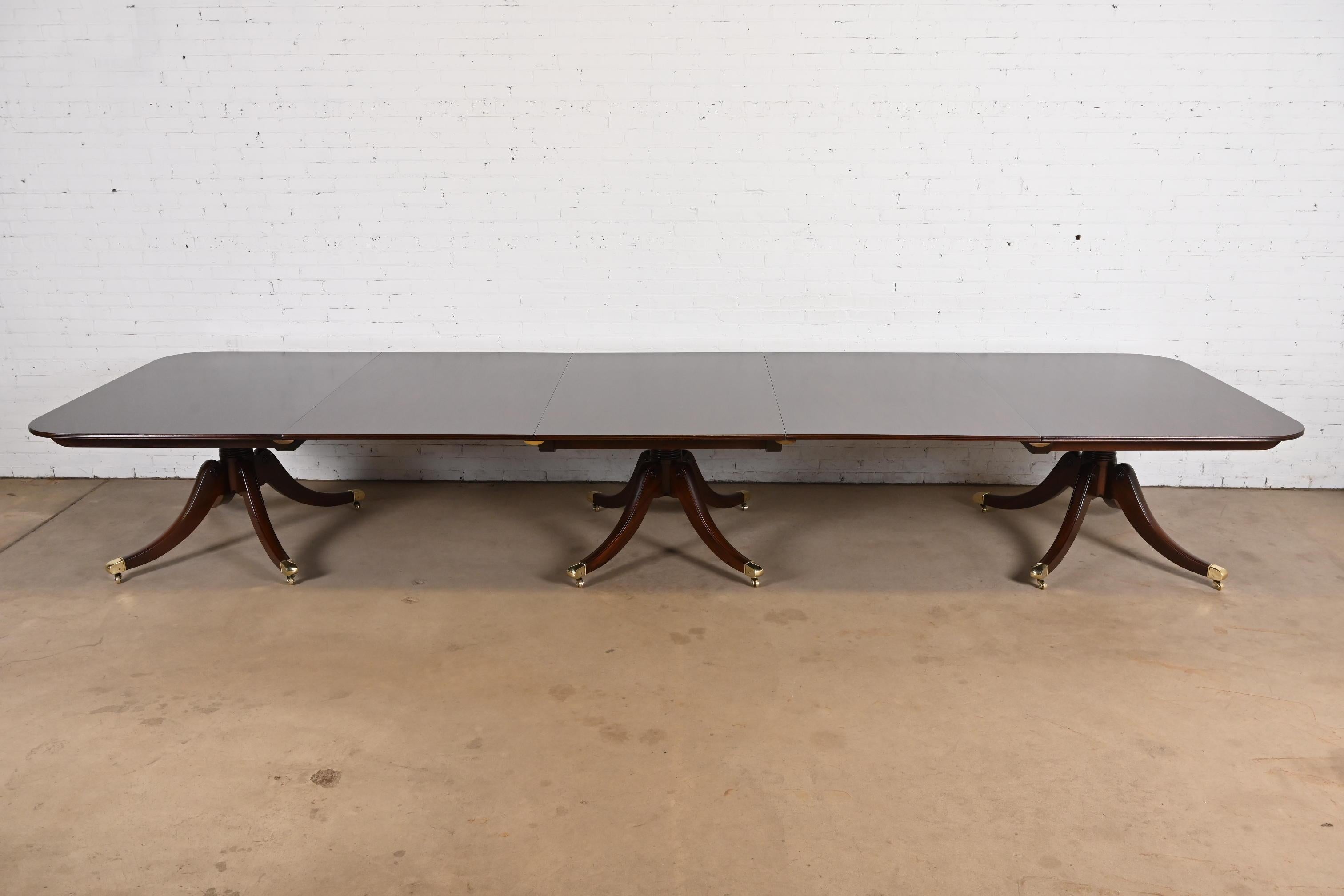 Américain Baker Furniture table de salle à manger géorgienne monumentale à trois piédestaux, revernie en vente