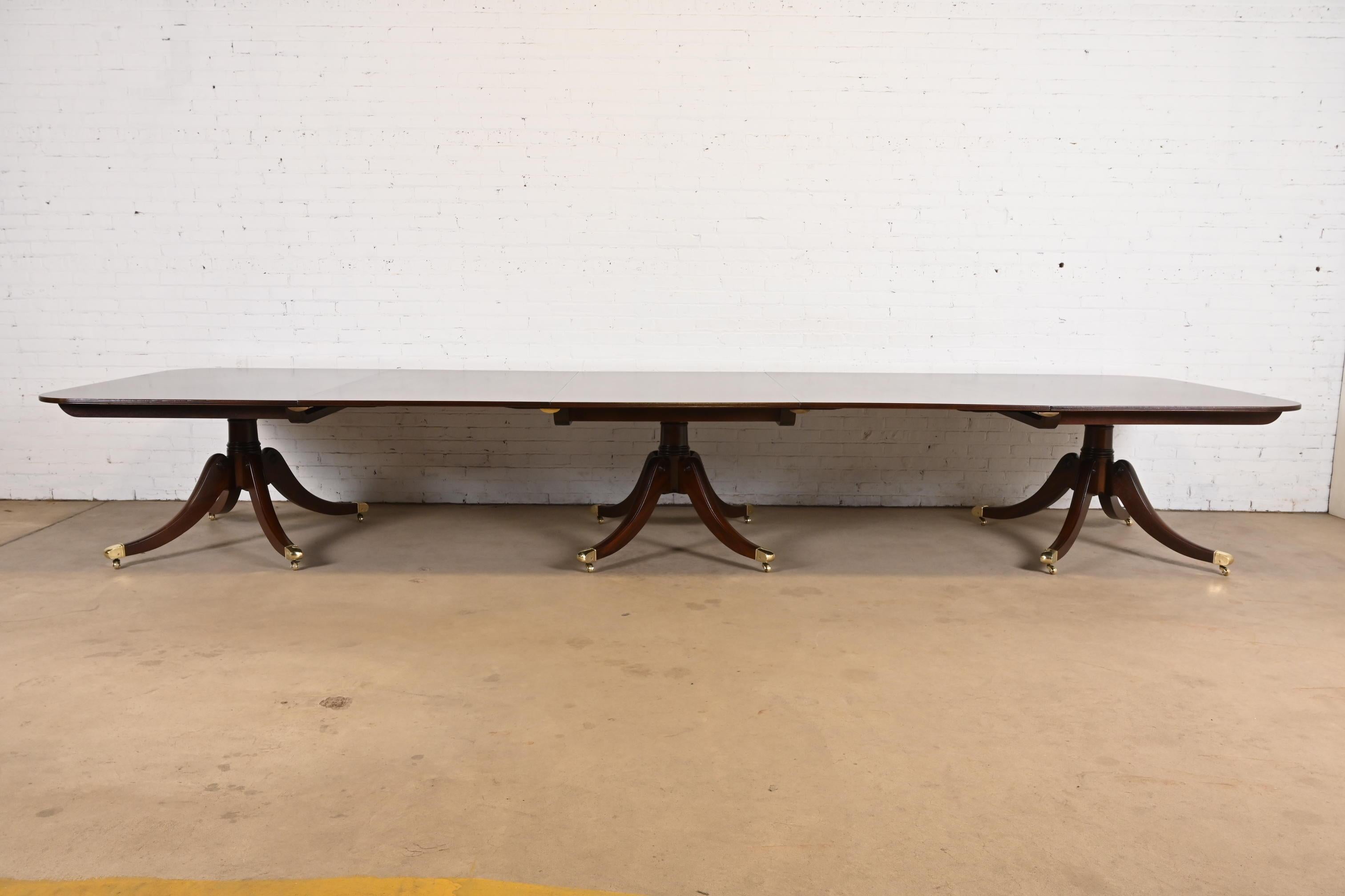 Baker Furniture table de salle à manger géorgienne monumentale à trois piédestaux, revernie Bon état - En vente à South Bend, IN