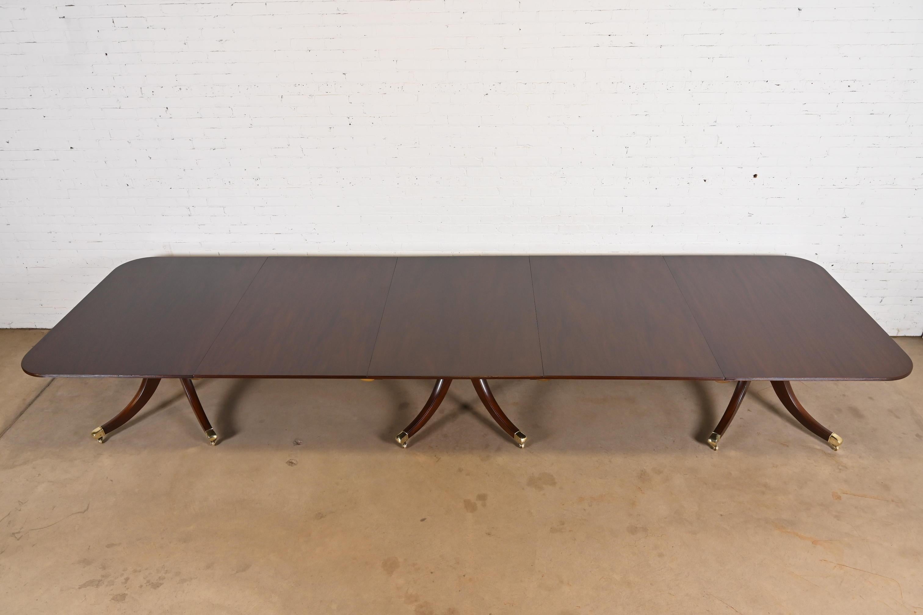 Milieu du XXe siècle Baker Furniture table de salle à manger géorgienne monumentale à trois piédestaux, revernie en vente