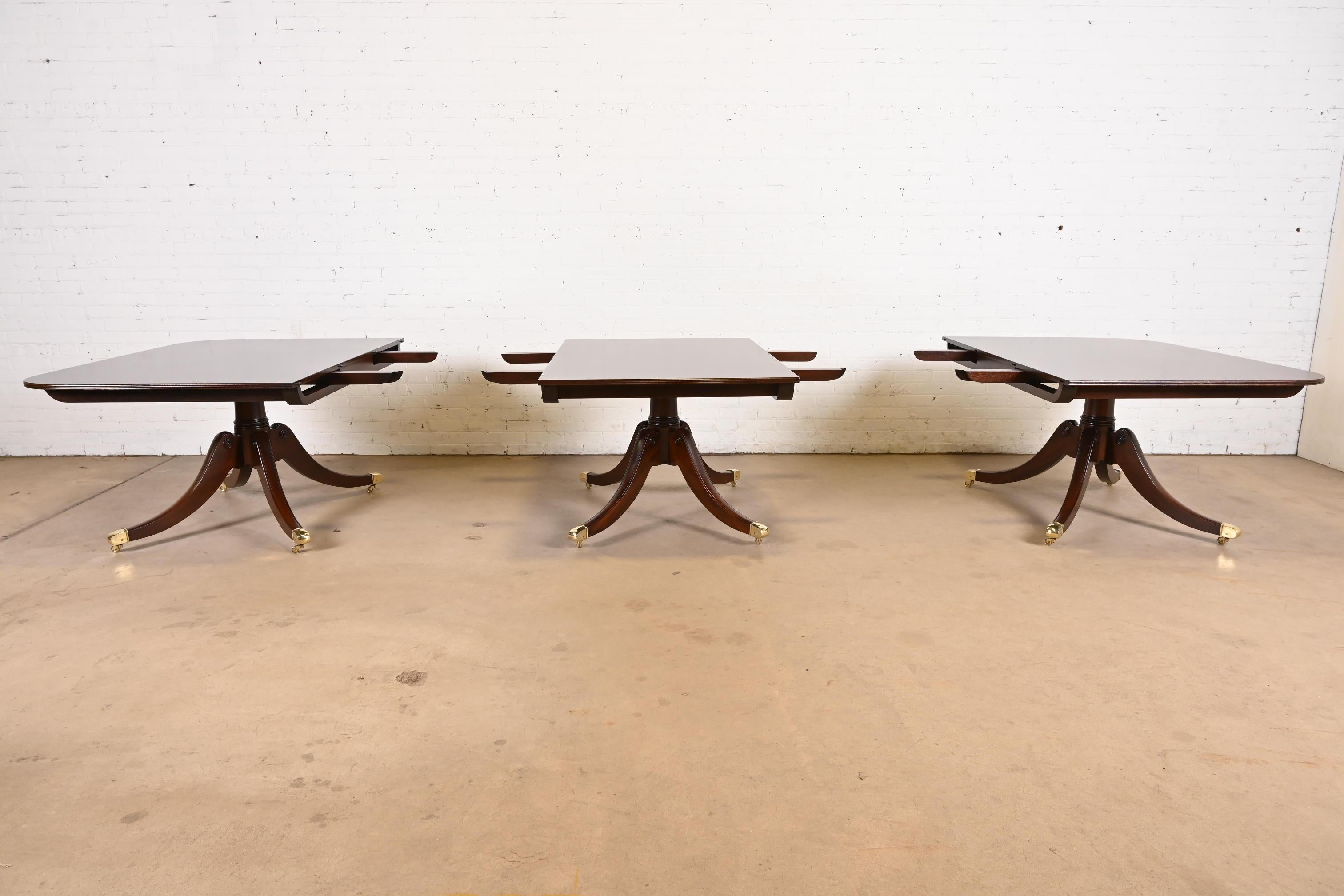 Laiton Baker Furniture table de salle à manger géorgienne monumentale à trois piédestaux, revernie en vente