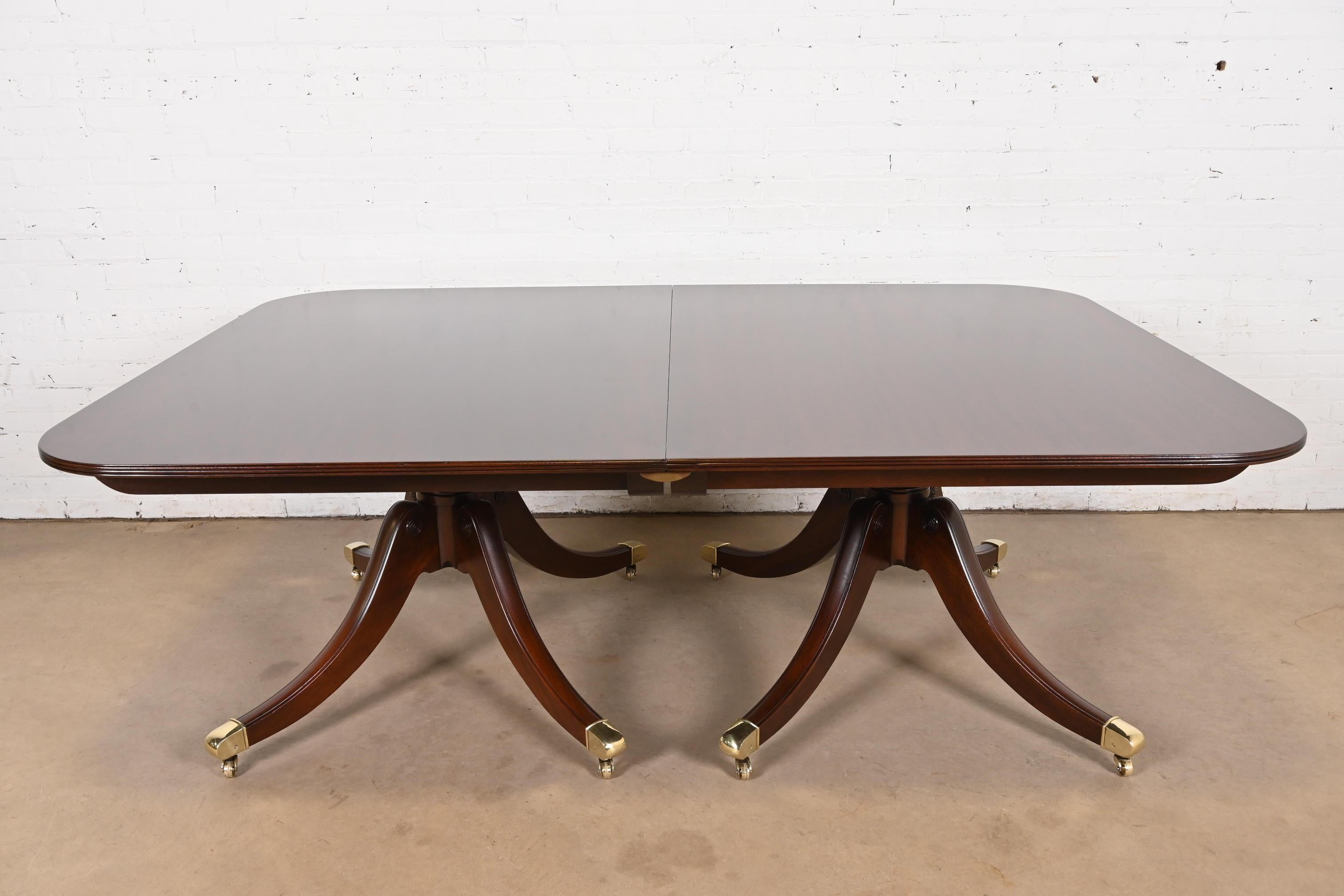 Baker Furniture table de salle à manger géorgienne monumentale à trois piédestaux, revernie en vente 1