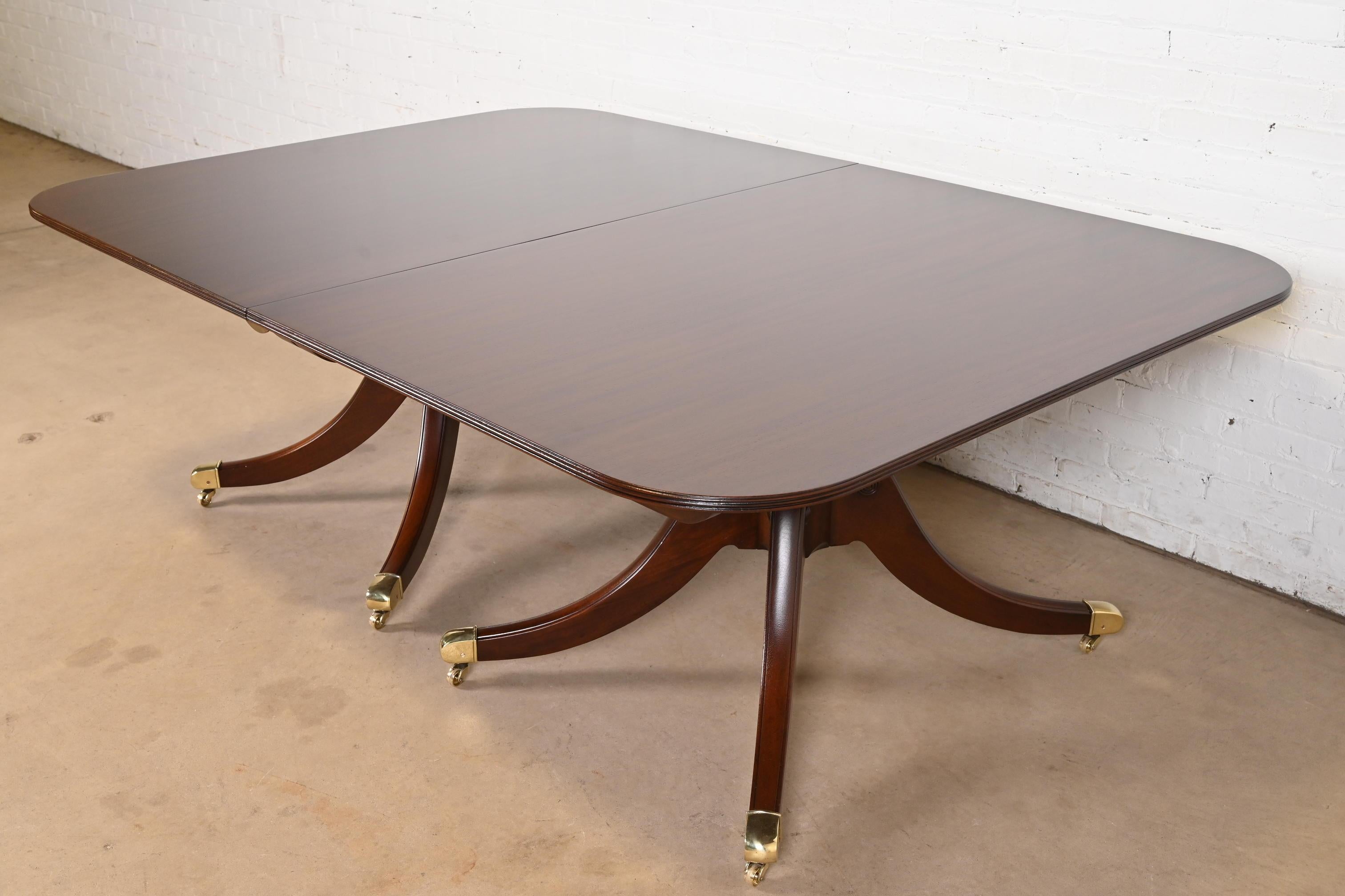 Baker Furniture table de salle à manger géorgienne monumentale à trois piédestaux, revernie en vente 2