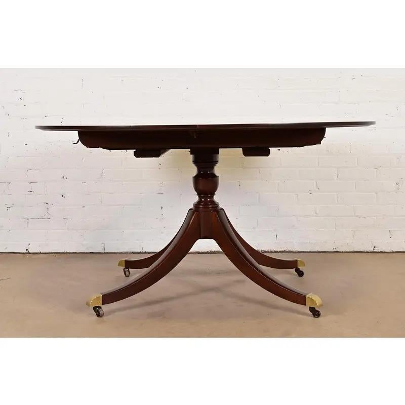 Baker Furniture Georgian Pedestal Extension Dining Table, Newly Refinished Georgiano en venta