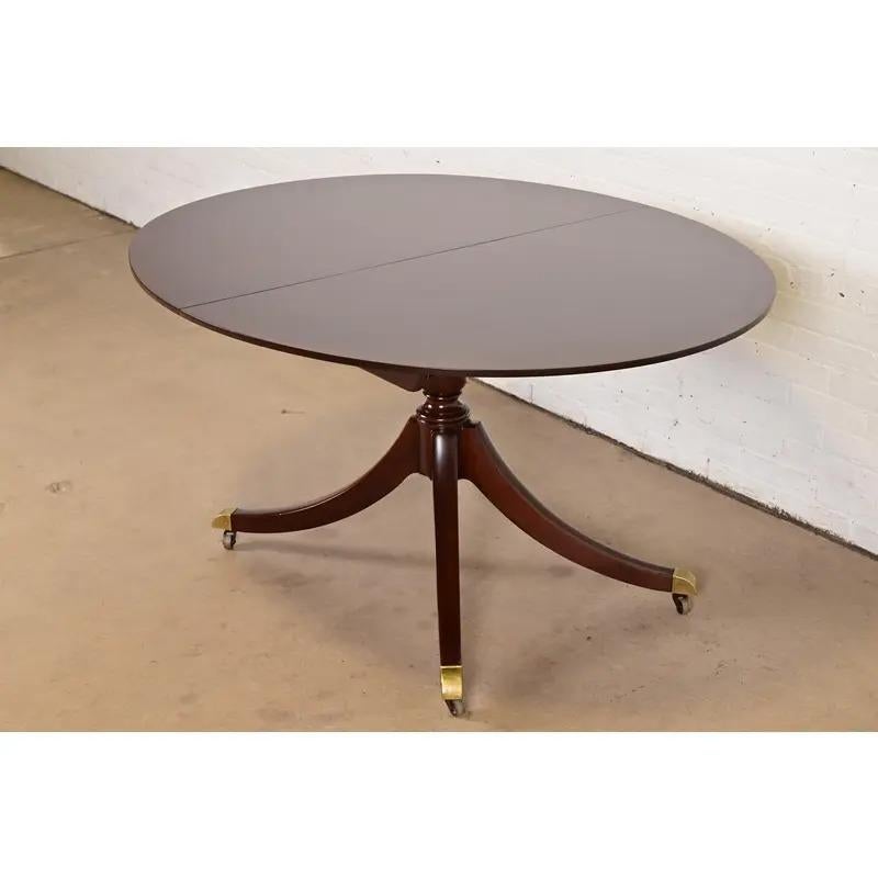 Baker Furniture Georgian Pedestal Extension Dining Table, Newly Refinished Estadounidense en venta