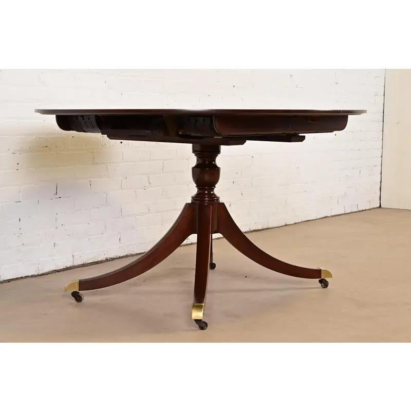 Baker Furniture Georgian Pedestal Extension Dining Table, Newly Refinished en Bueno estado para la venta en South Bend, IN
