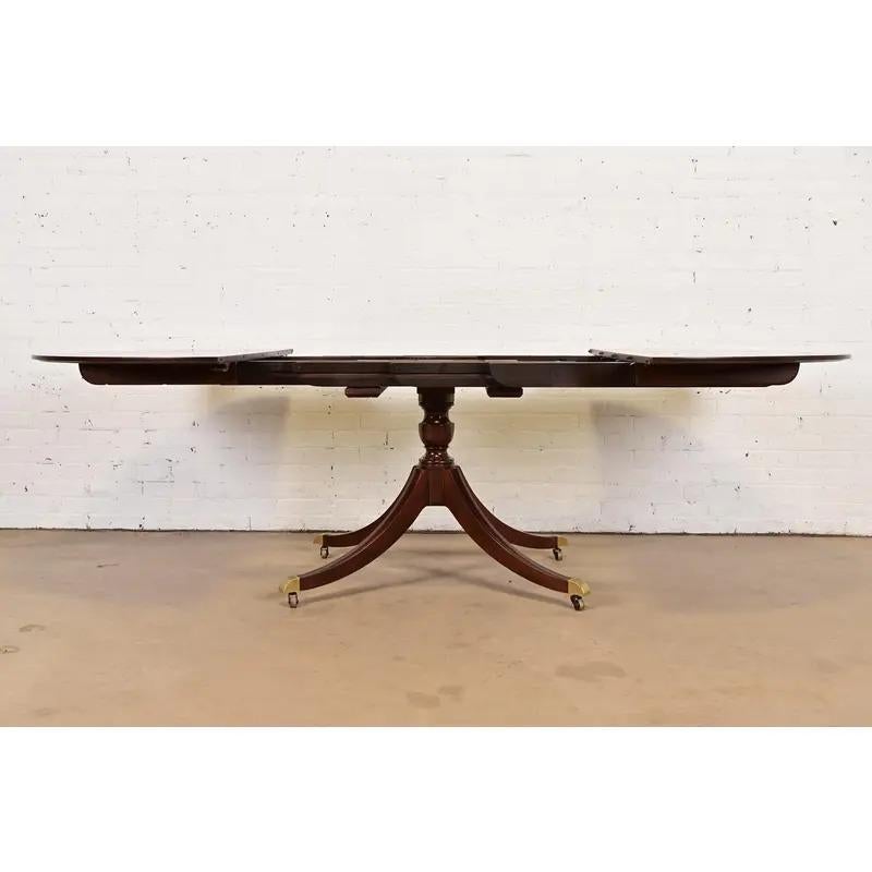 Baker Furniture Georgian Pedestal Extension Dining Table, Newly Refinished Latón en venta