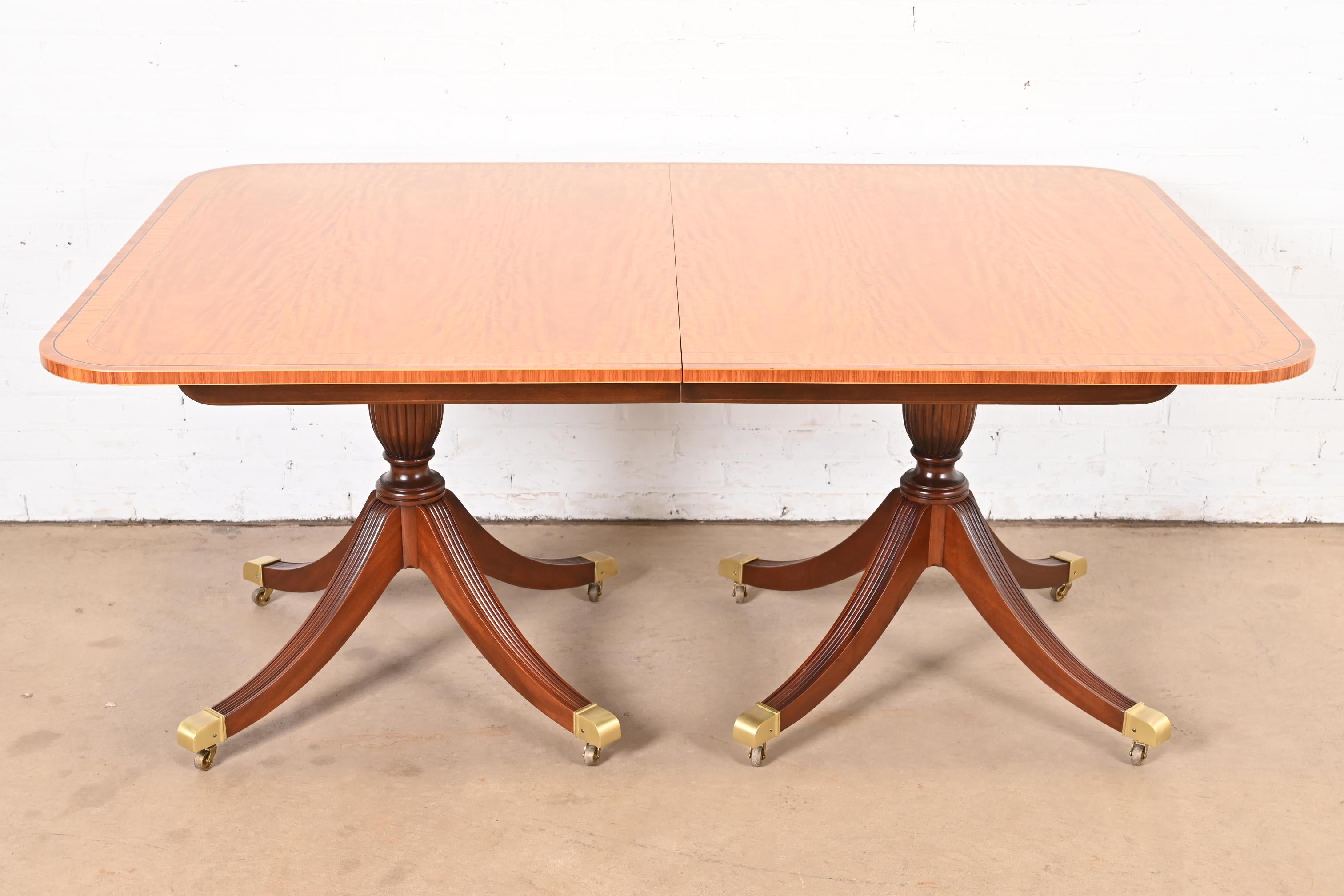 Table à manger géorgienne à double piédestal en bois de citronnier et acajou de Baker Furniture en vente 3