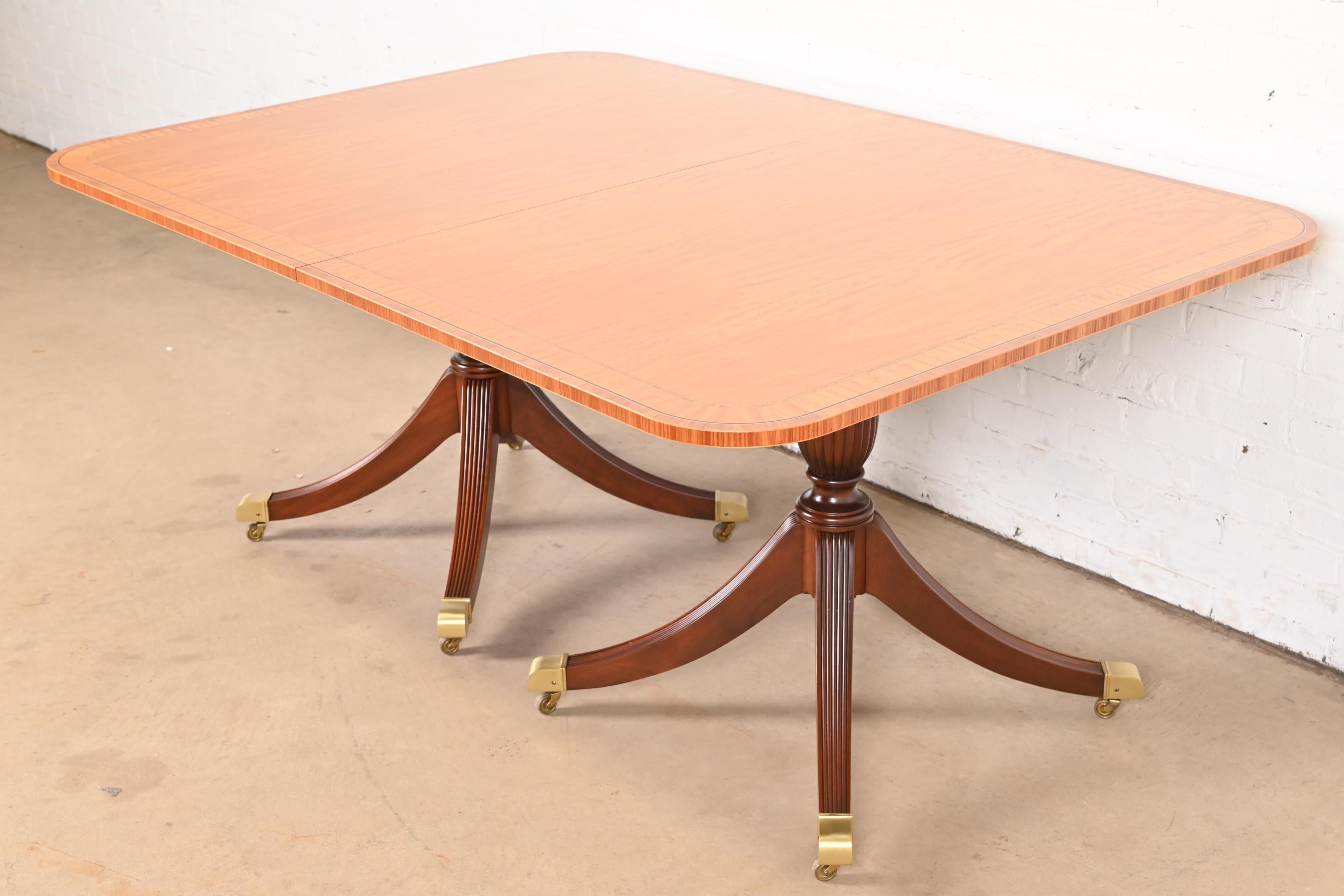 Table à manger géorgienne à double piédestal en bois de citronnier et acajou de Baker Furniture en vente 4
