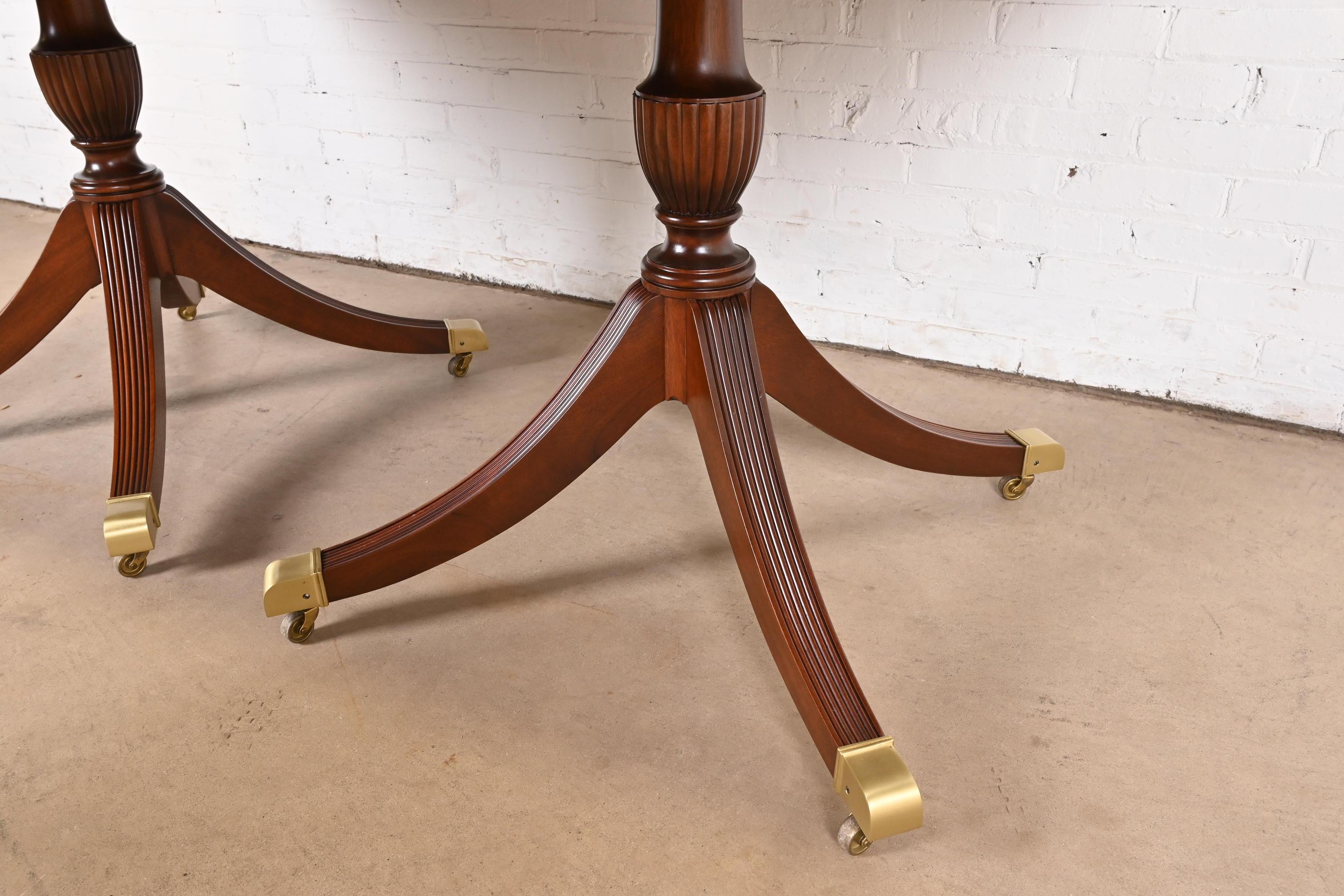 Table à manger géorgienne à double piédestal en bois de citronnier et acajou de Baker Furniture en vente 6