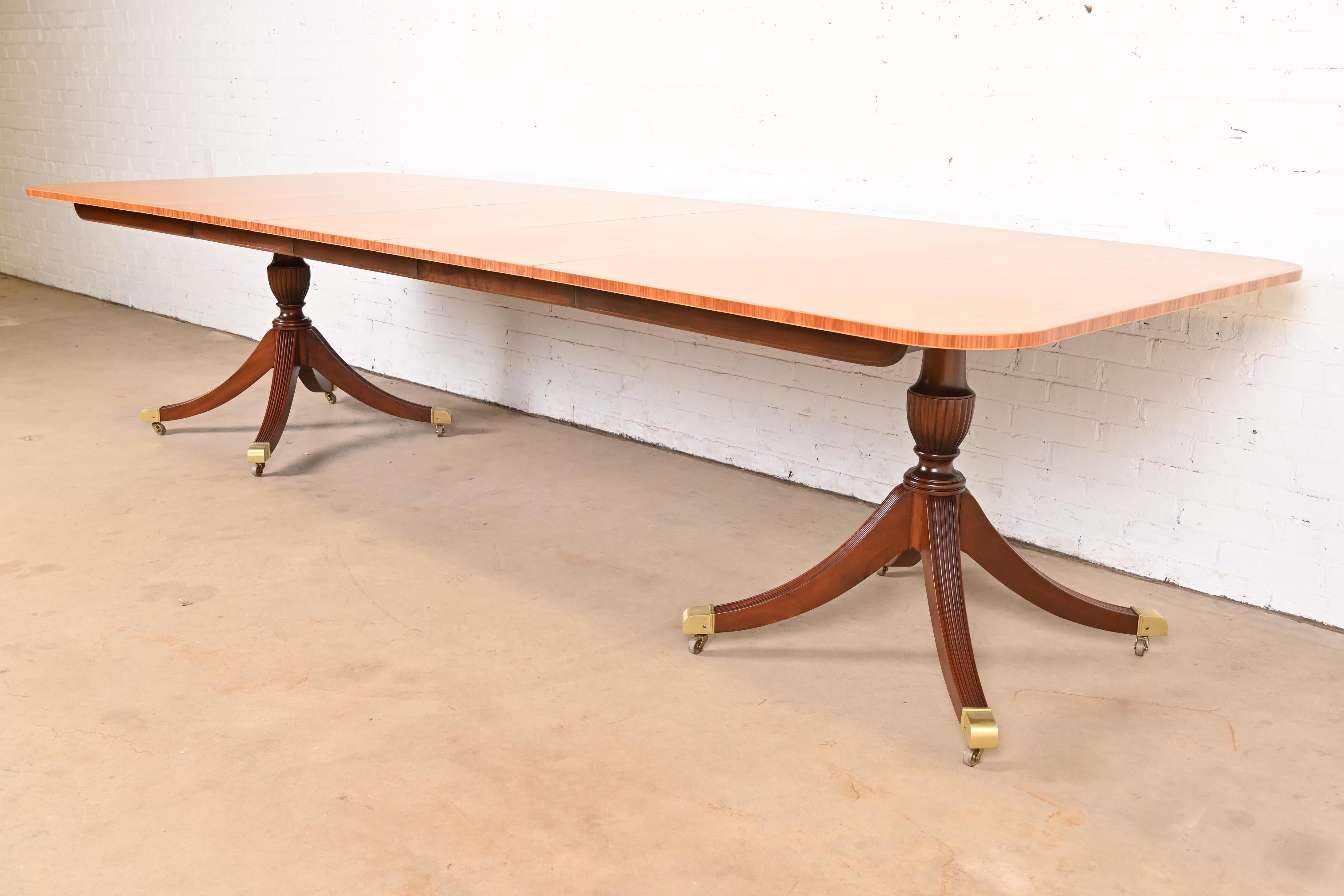 Georgien Table à manger géorgienne à double piédestal en bois de citronnier et acajou de Baker Furniture en vente