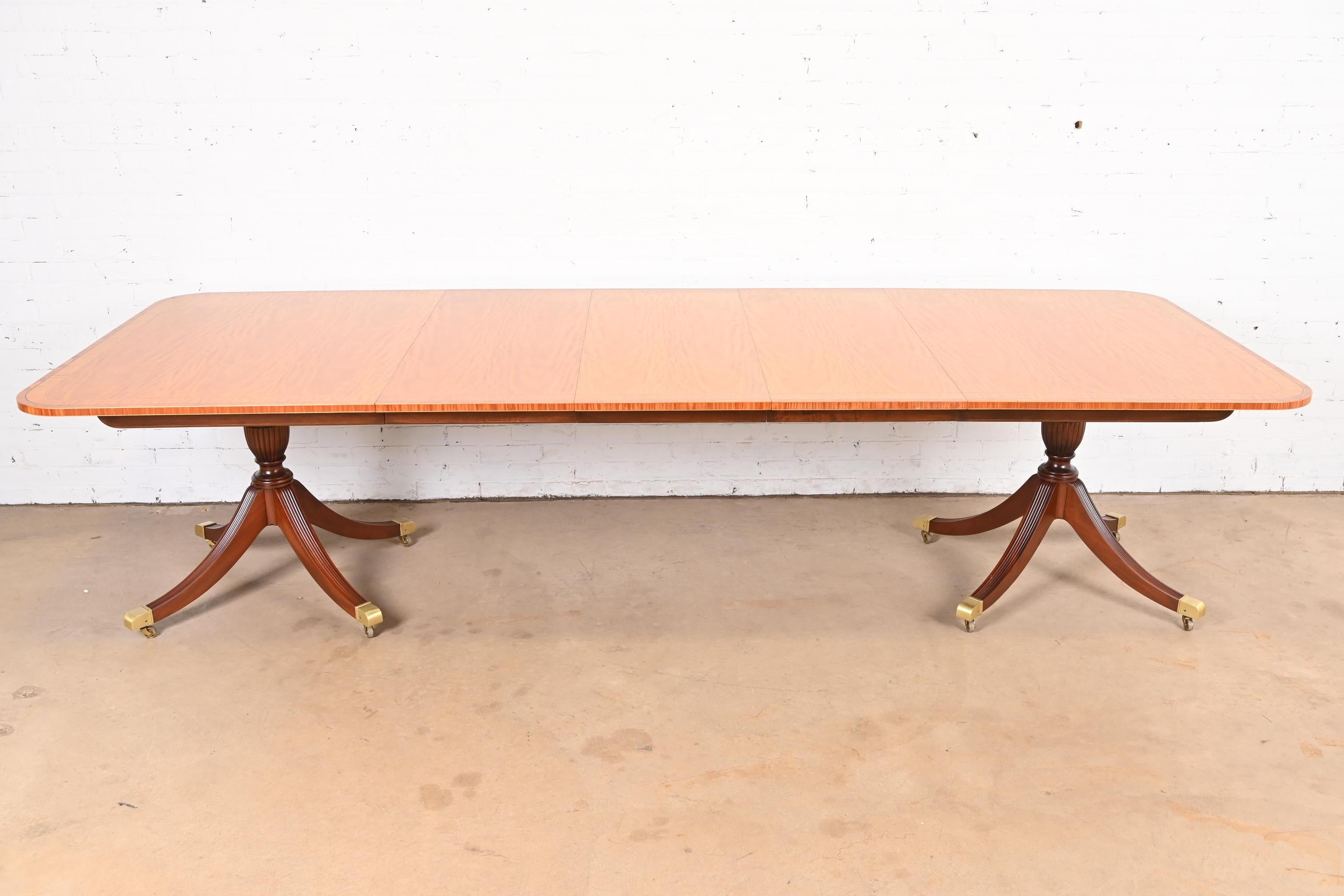 Américain Table à manger géorgienne à double piédestal en bois de citronnier et acajou de Baker Furniture en vente