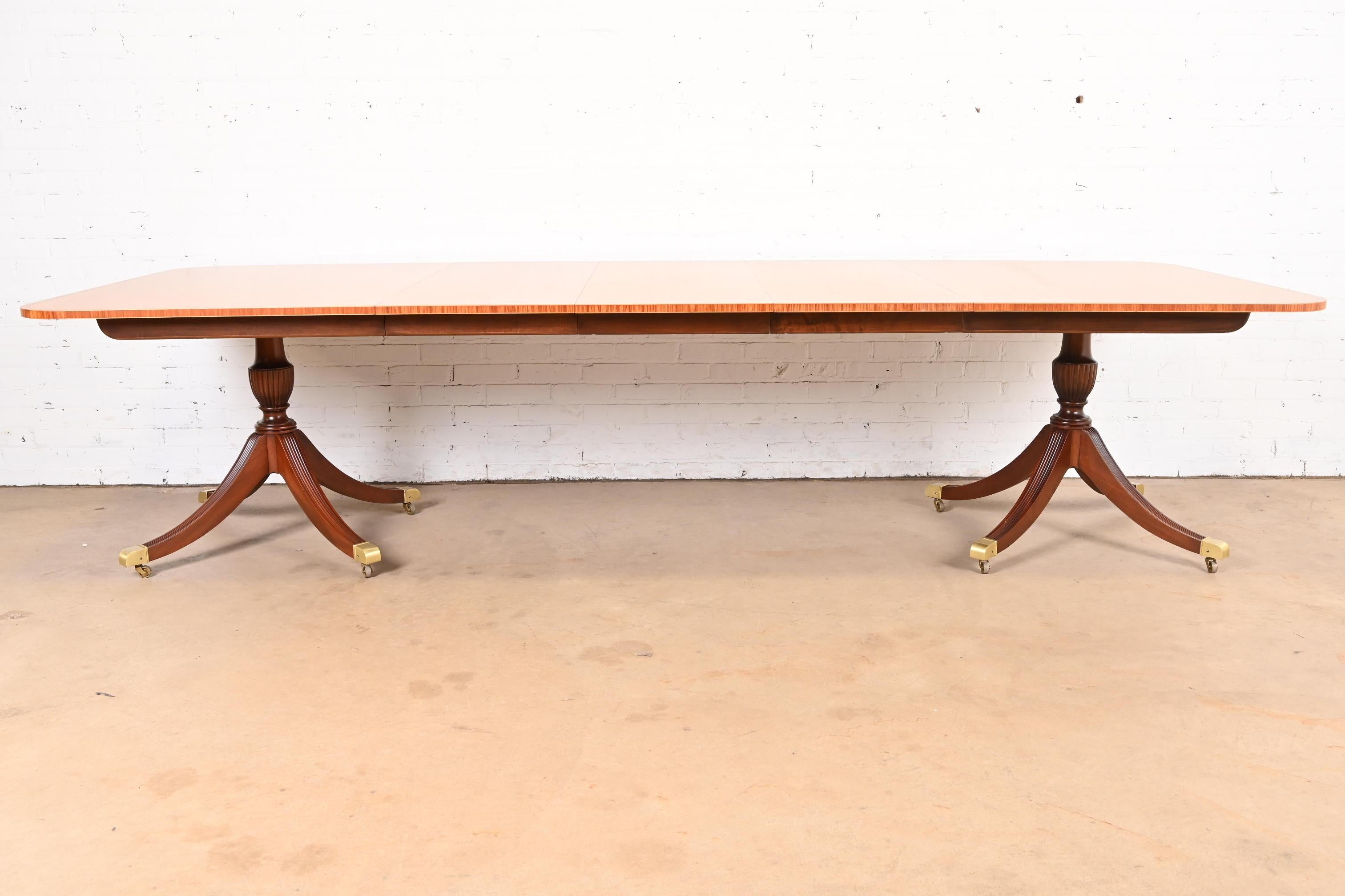 Table à manger géorgienne à double piédestal en bois de citronnier et acajou de Baker Furniture Bon état - En vente à South Bend, IN