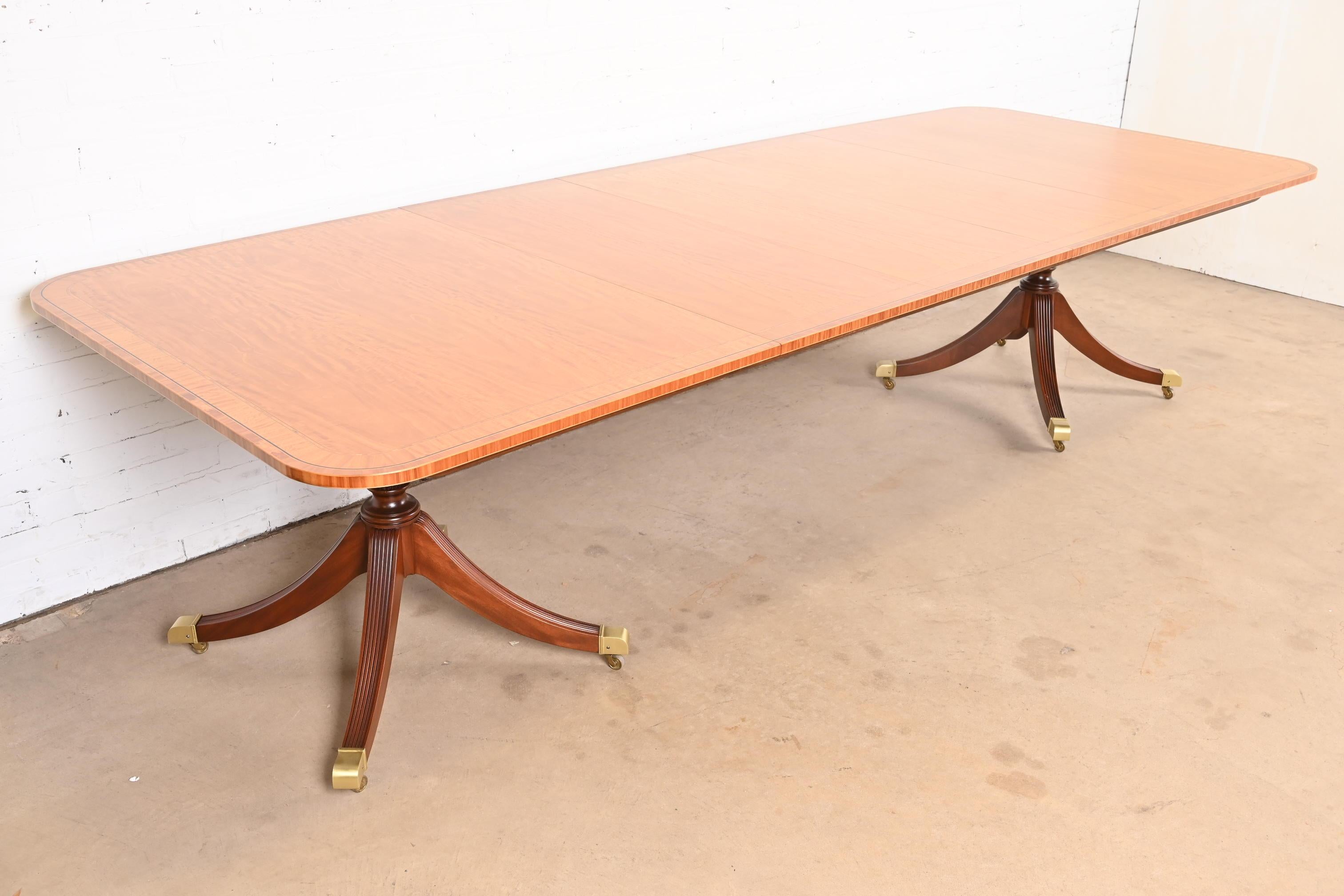 Fin du 20e siècle Table à manger géorgienne à double piédestal en bois de citronnier et acajou de Baker Furniture en vente