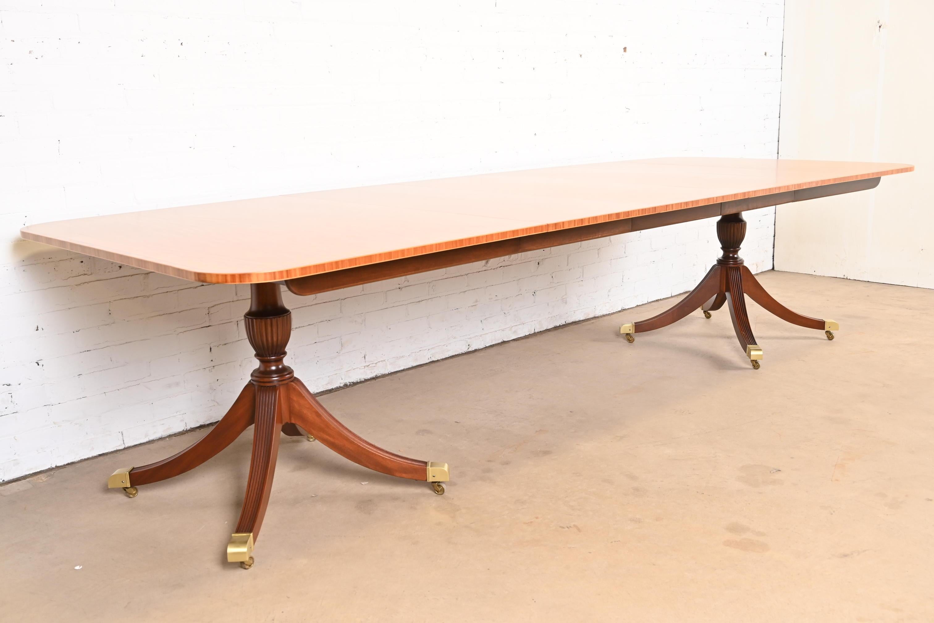 Laiton Table à manger géorgienne à double piédestal en bois de citronnier et acajou de Baker Furniture en vente