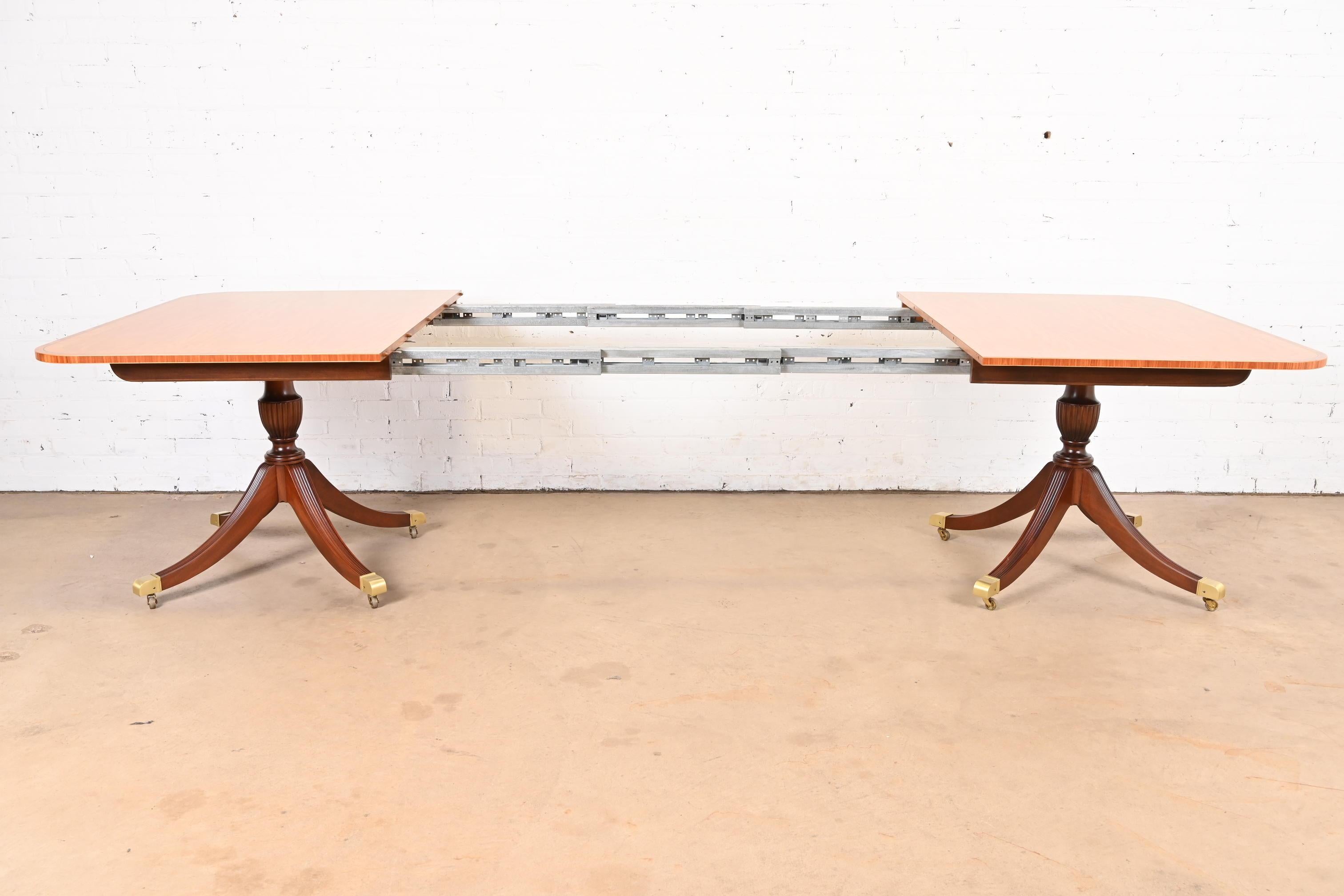 Table à manger géorgienne à double piédestal en bois de citronnier et acajou de Baker Furniture en vente 2