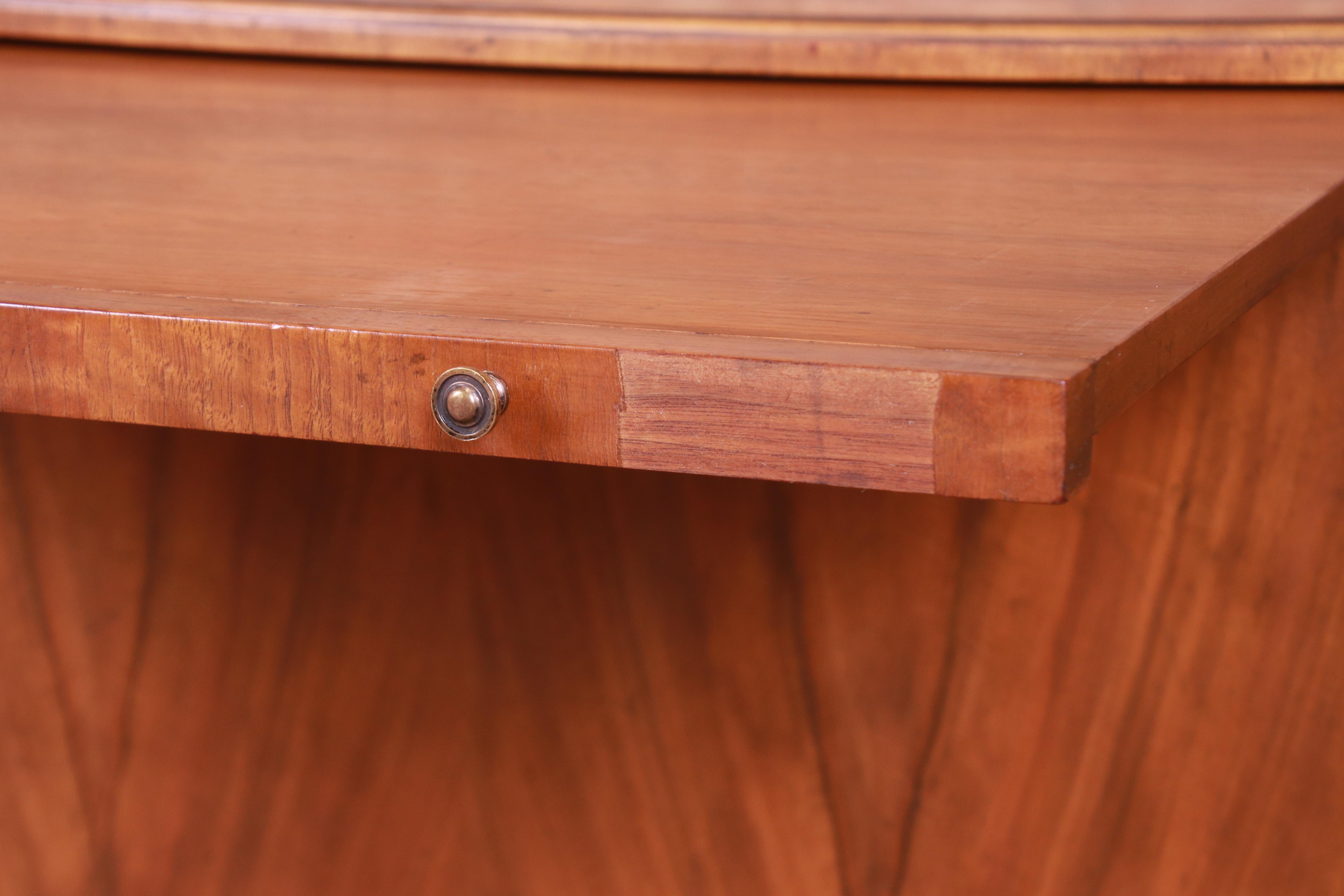 Bureau de direction géorgien Baker Furniture en noyer avec plateau en cuir, années 1950 en vente 10