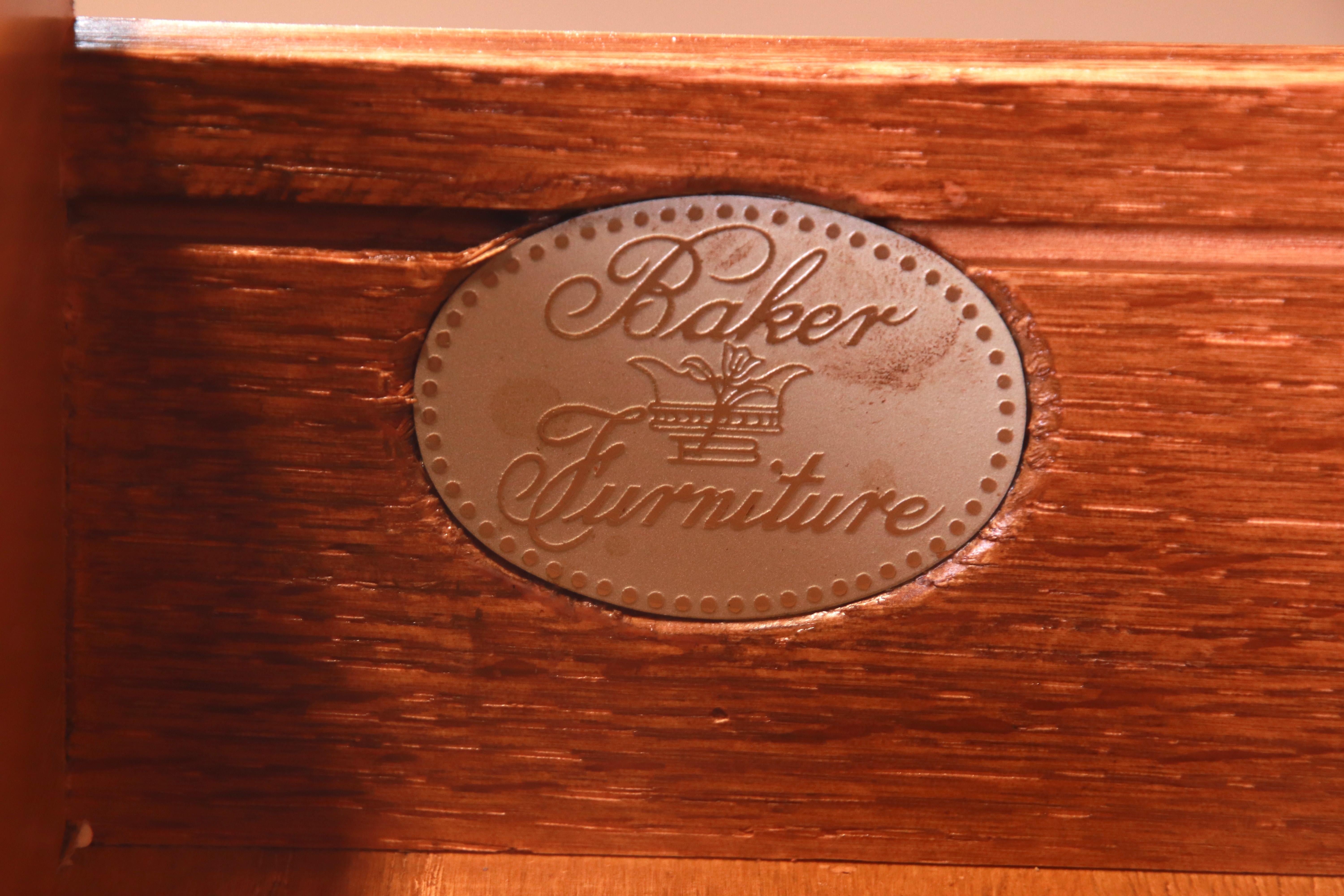 Baker Furniture, georgianischer Chefschreibtisch aus Nussbaumholz mit Lederplatte, neu lackiert im Angebot 11